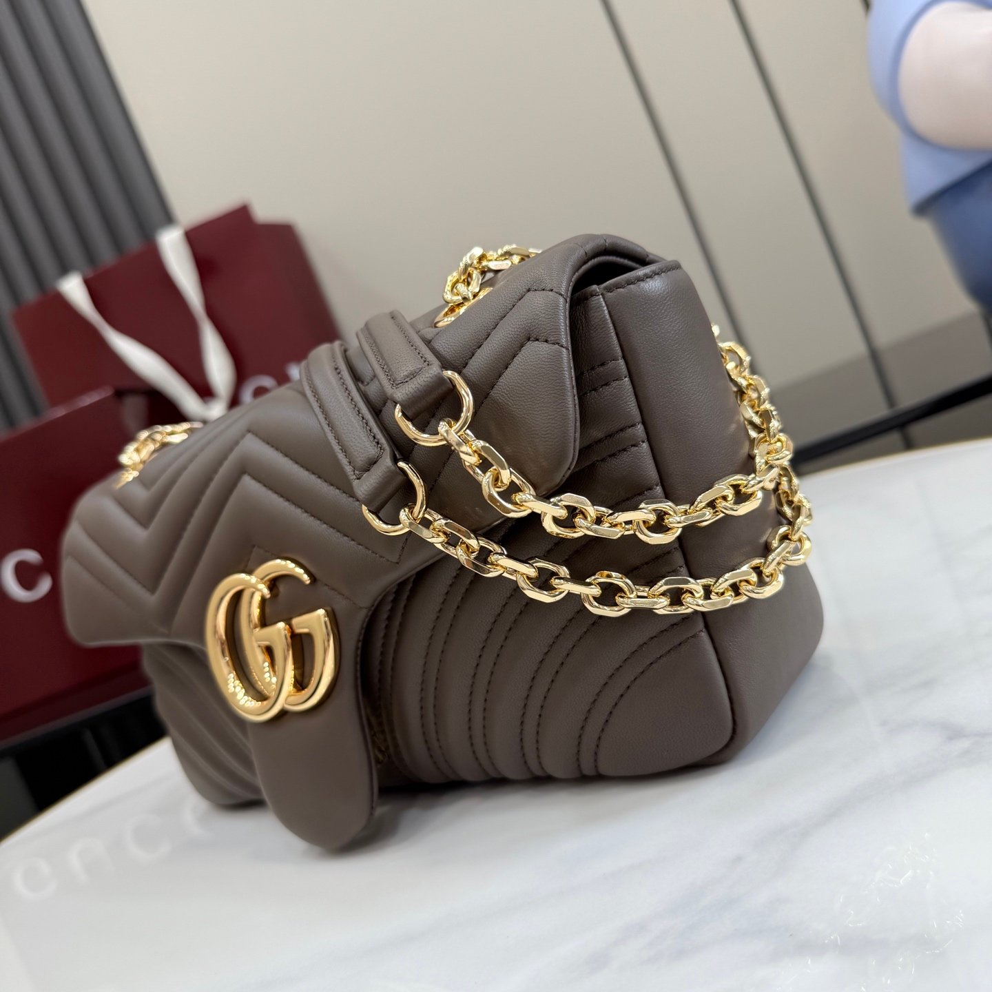配全套原厂专柜包装 Generation Gucci系列深入探索品牌档案代码,将不同世代的设计融入一体,呈现出统一的美学叙事。这款GG Marmont系列肩背包以奢华色彩凸显品牌的经典风格。包袋以柔软异常的皮革精心打造,搭配金色调配件。