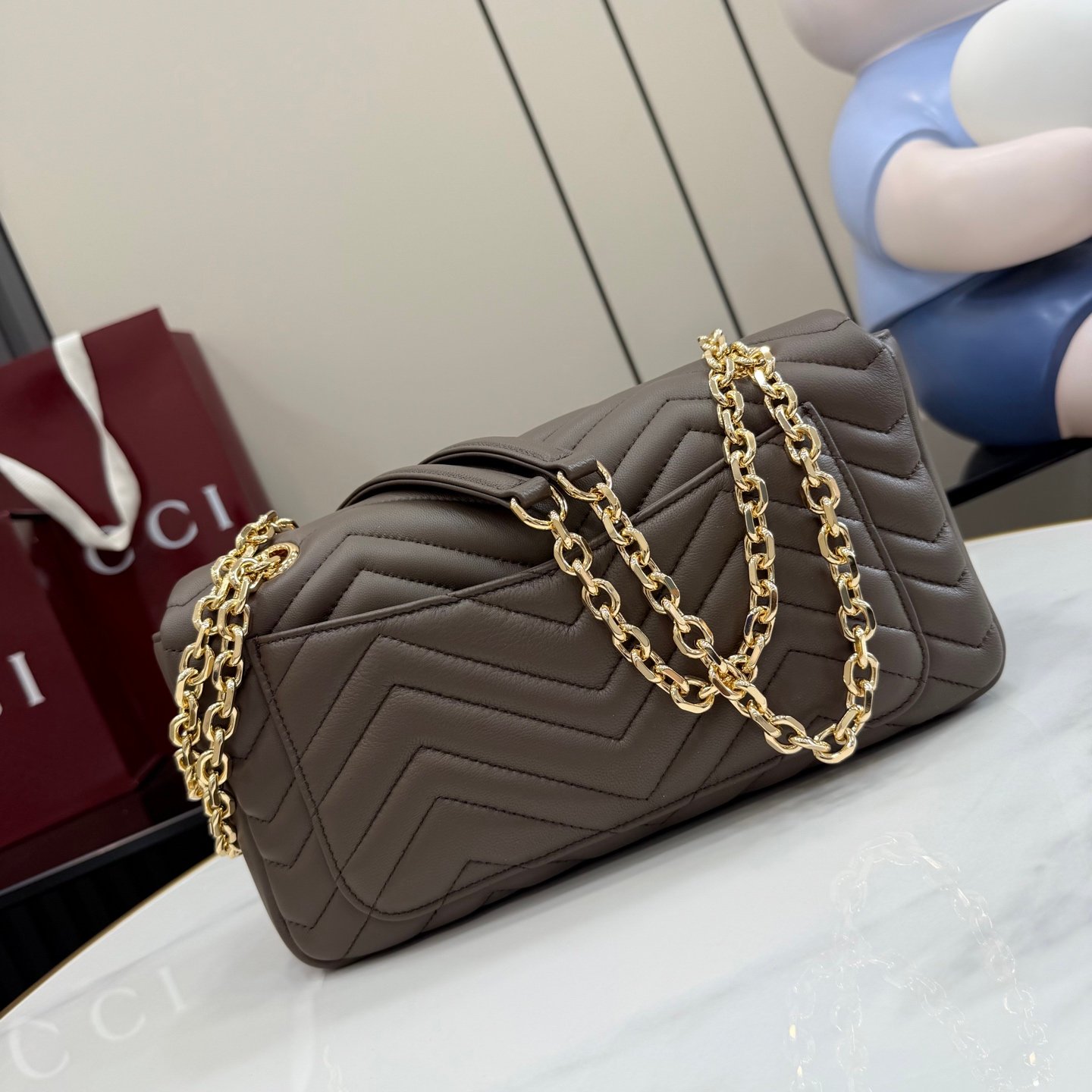 配全套原厂专柜包装 Generation Gucci系列深入探索品牌档案代码,将不同世代的设计融入一体,呈现出统一的美学叙事。这款GG Marmont系列肩背包以奢华色彩凸显品牌的经典风格。包袋以柔软异常的皮革精心打造,搭配金色调配件。