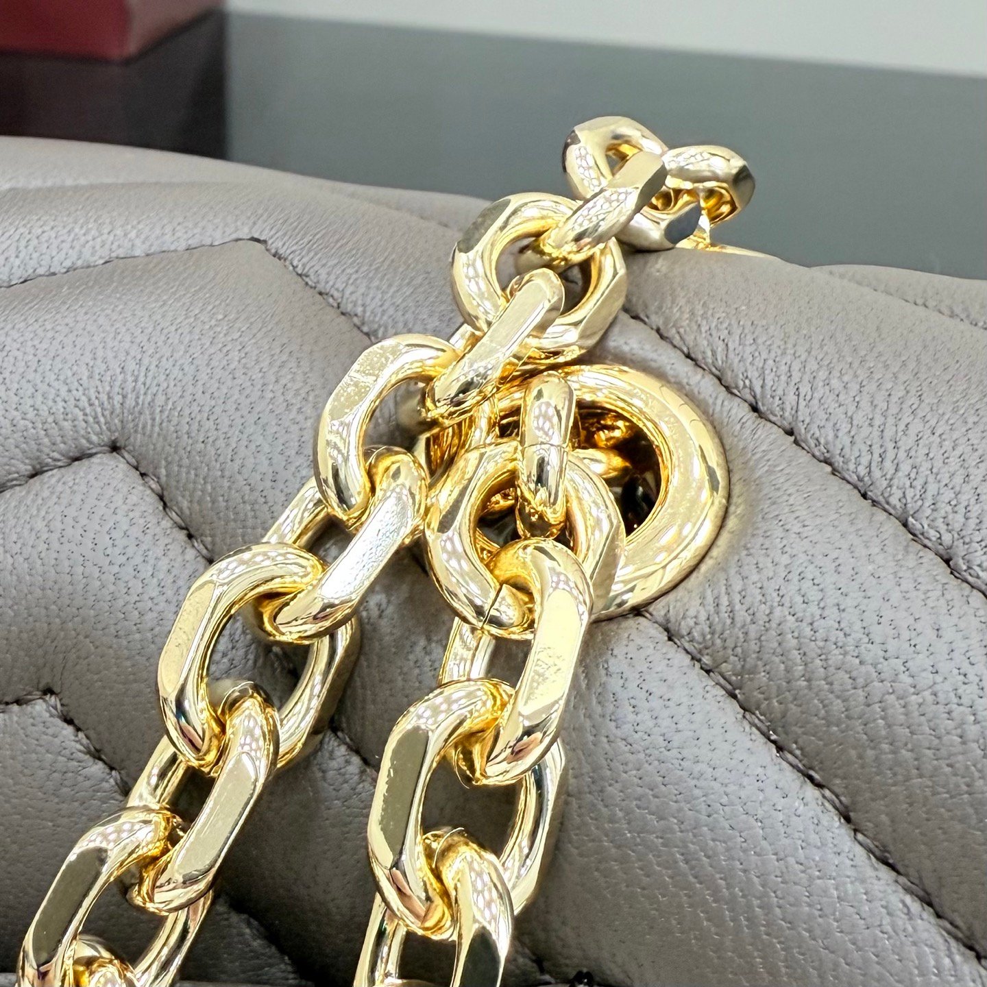 配全套原厂专柜包装 Generation Gucci系列深入探索品牌档案代码,将不同世代的设计融入一体,呈现出统一的美学叙事。这款GG Marmont系列肩背包以奢华色彩凸显品牌的经典风格。包袋以柔软异常的皮革精心打造,搭配金色调配件。