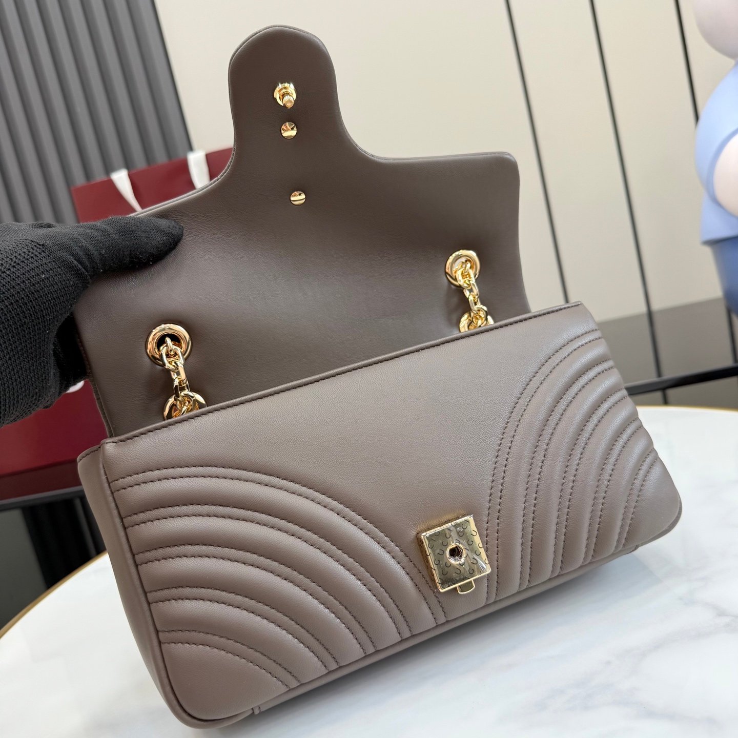 配全套原厂专柜包装 Generation Gucci系列深入探索品牌档案代码,将不同世代的设计融入一体,呈现出统一的美学叙事。这款GG Marmont系列肩背包以奢华色彩凸显品牌的经典风格。包袋以柔软异常的皮革精心打造,搭配金色调配件。