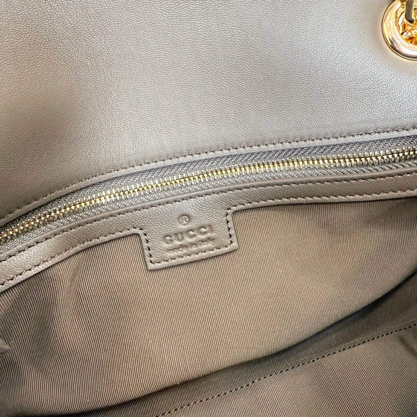 配全套原厂专柜包装 Generation Gucci系列深入探索品牌档案代码,将不同世代的设计融入一体,呈现出统一的美学叙事。这款GG Marmont系列肩背包以奢华色彩凸显品牌的经典风格。包袋以柔软异常的皮革精心打造,搭配金色调配件。