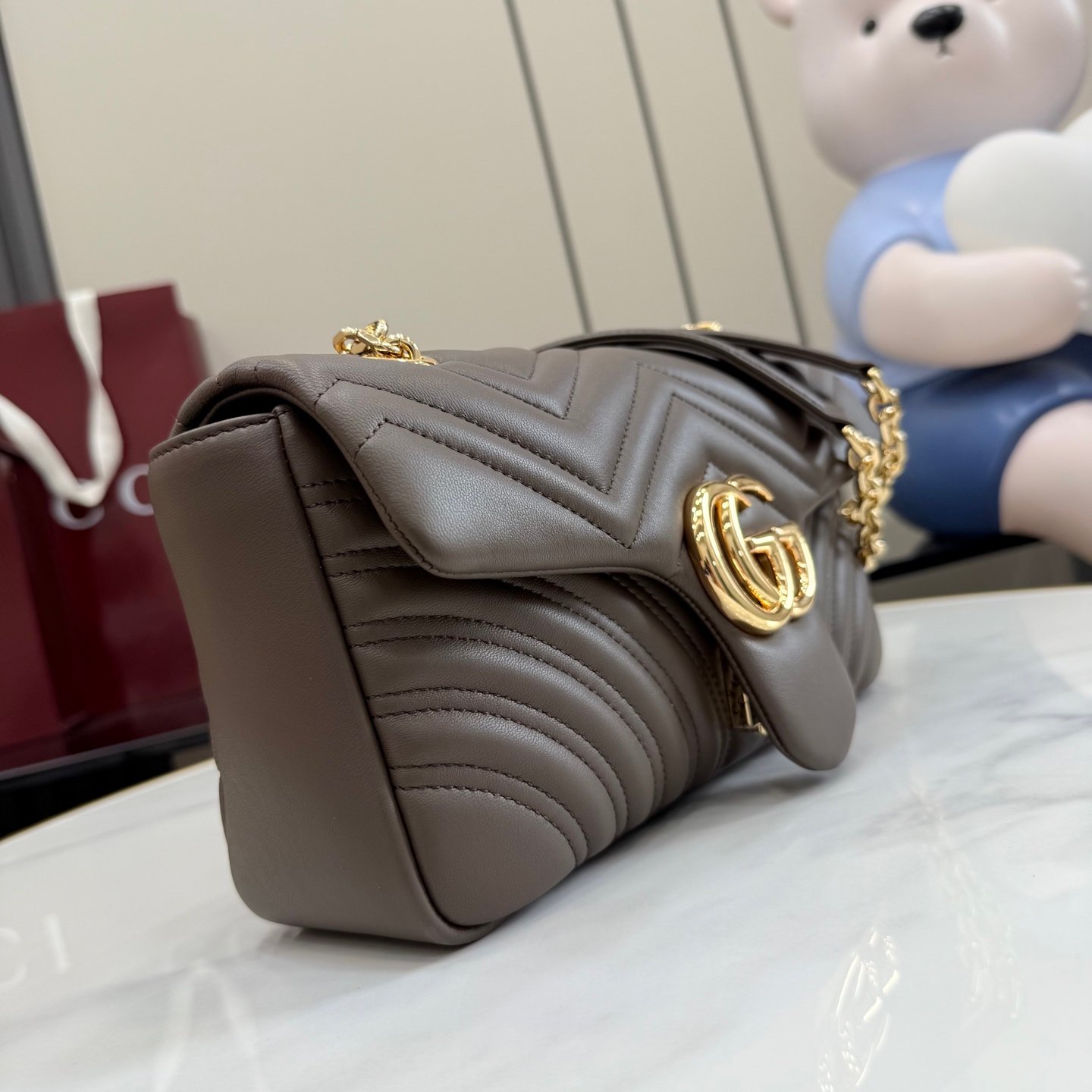 配全套原厂专柜包装 Generation Gucci系列深入探索品牌档案代码,将不同世代的设计融入一体,呈现出统一的美学叙事。这款GG Marmont系列肩背包以奢华色彩凸显品牌的经典风格。包袋以柔软异常的皮革精心打造,搭配金色调配件。
