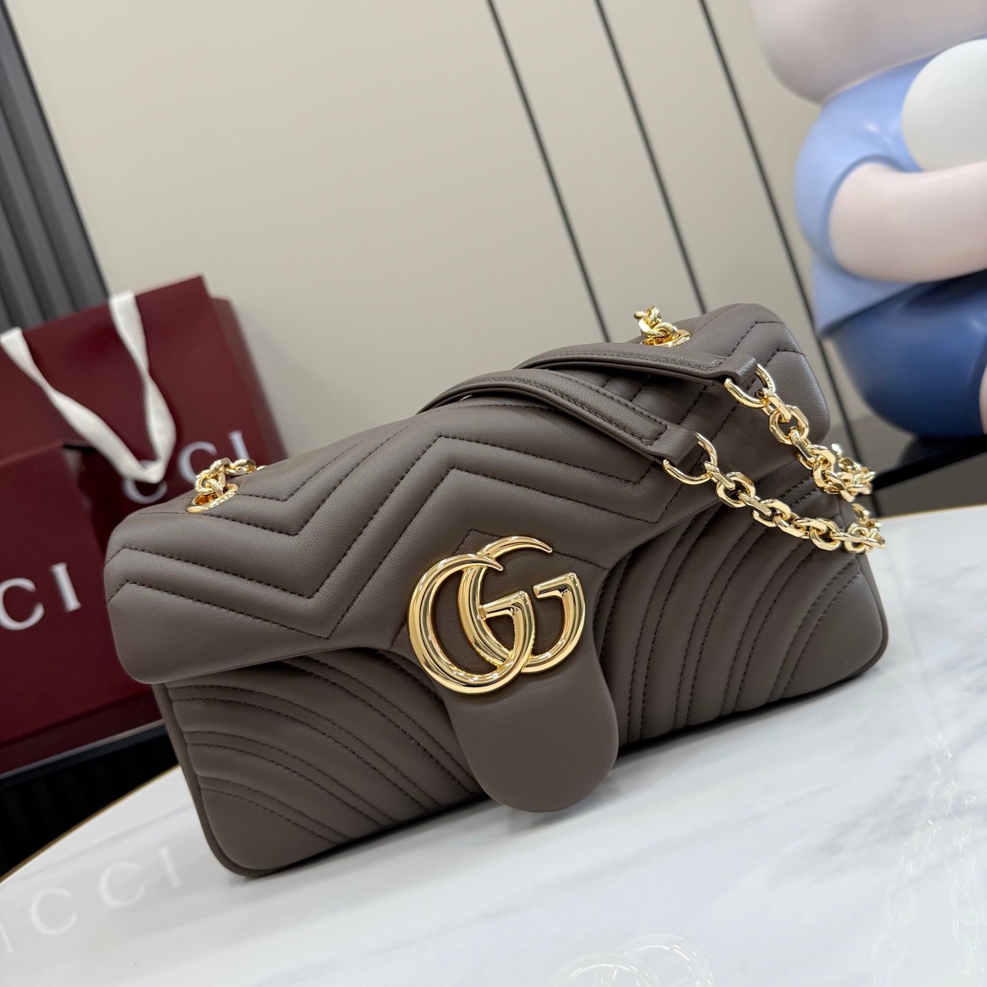 配全套原厂专柜包装 Generation Gucci系列深入探索品牌档案代码,将不同世代的设计融入一体,呈现出统一的美学叙事。这款GG Marmont系列肩背包以奢华色彩凸显品牌的经典风格。包袋以柔软异常的皮革精心打造,搭配金色调配件。