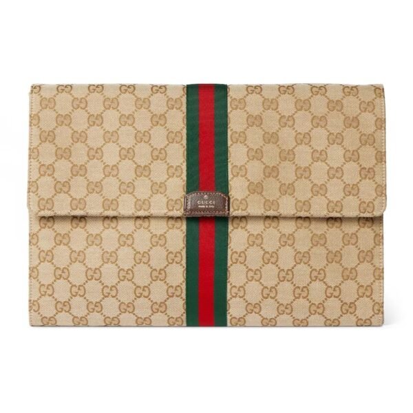 Generation Gucci系列深入探索品牌的典藏元素，将不同世代的设计融合成一种美学叙事。这款手拿包采用GG帆布制作，并饰有织带，是公文包的理想替代品。