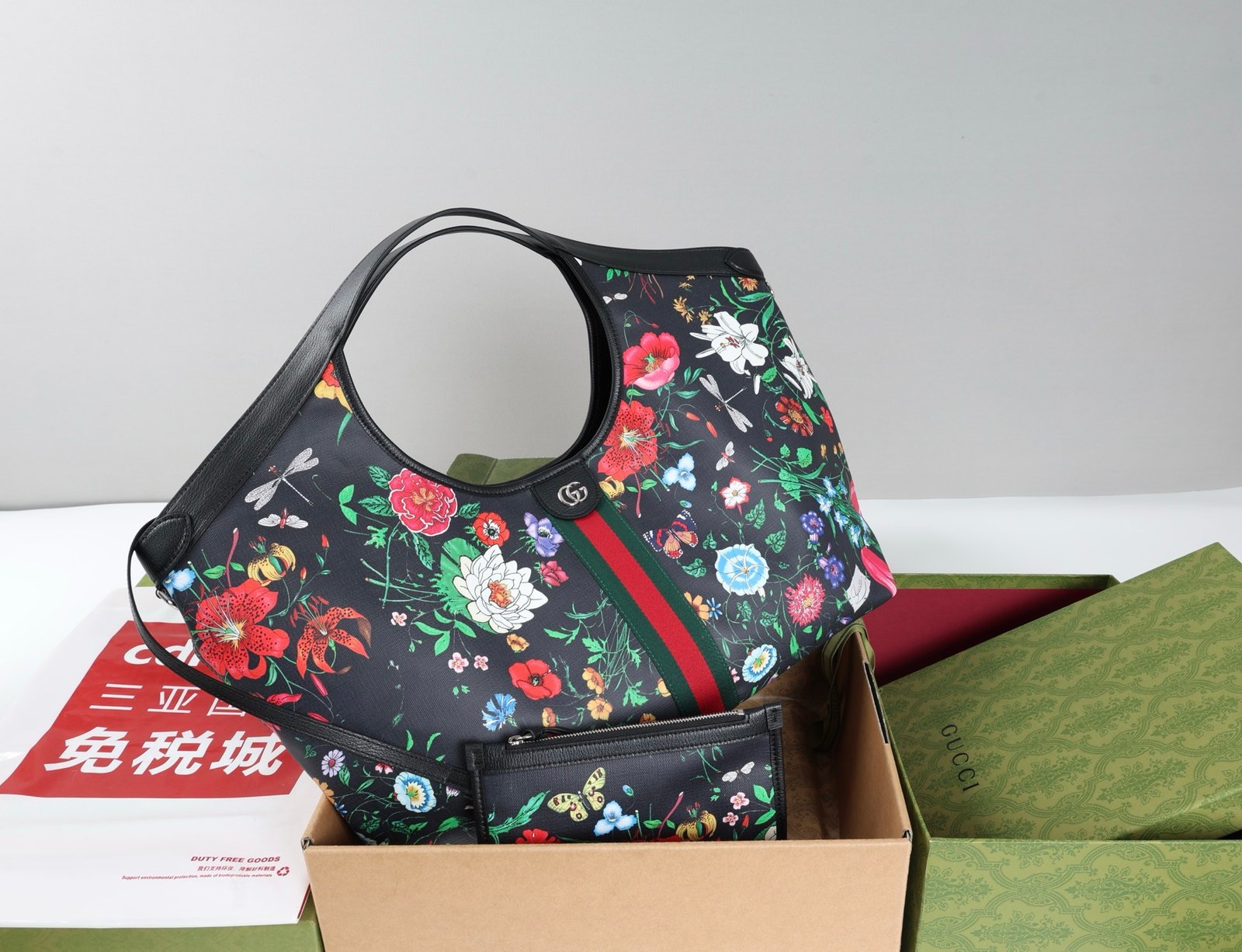 简介：帆布致敬品牌立等可辨的GG字母交织图案，该图案源自品牌创始人先生的姓名首字母缩写。这款日常托特包缀饰红绿织带细节，配以深棕色皮革肩带，是您理想的搭配选择。