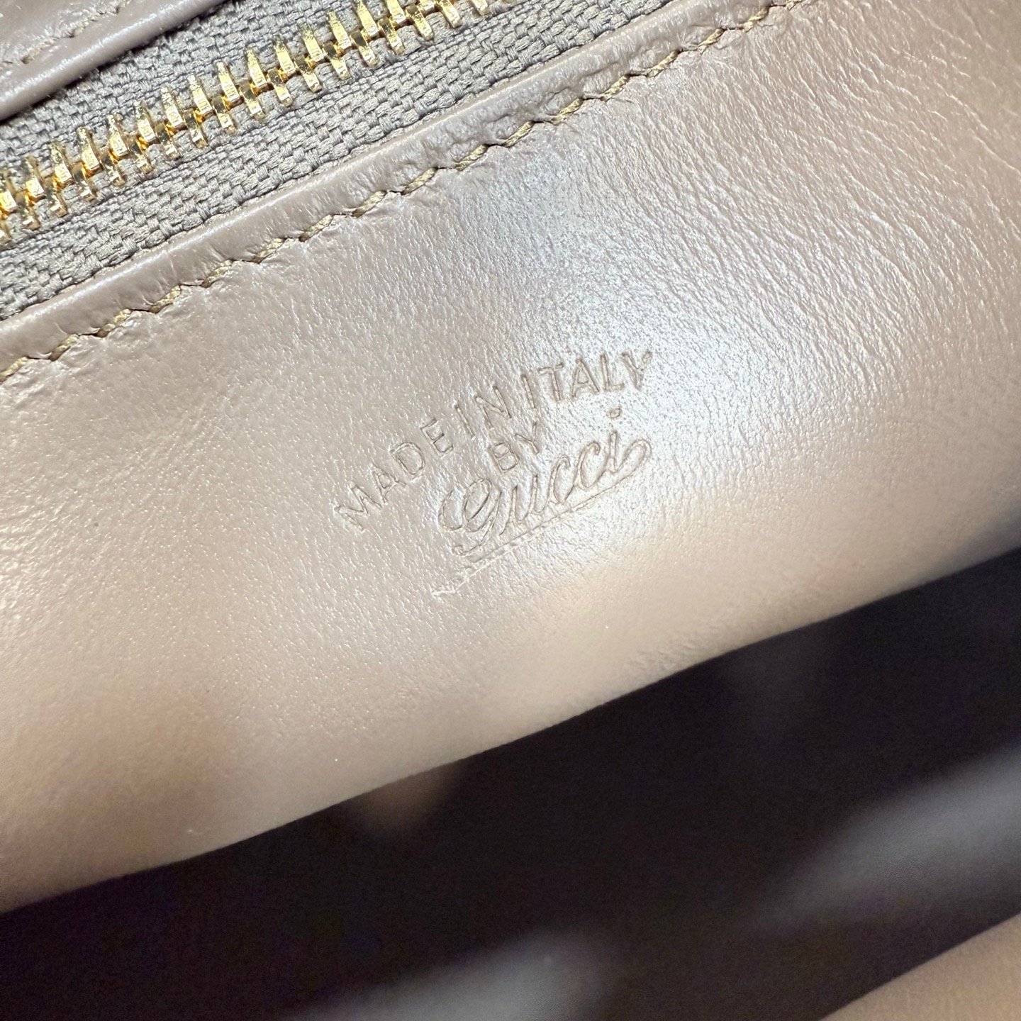 羊皮【配全套包装】‼️Generation Gucci 古驰世代系列深入探索品牌的典藏元素，将不同世代的设计融合成一种美学叙事。Gucci Jackie 1961系列呈现利落廓形线条，搭配便捷推入式锁扣，提升品牌标志性配件设计。