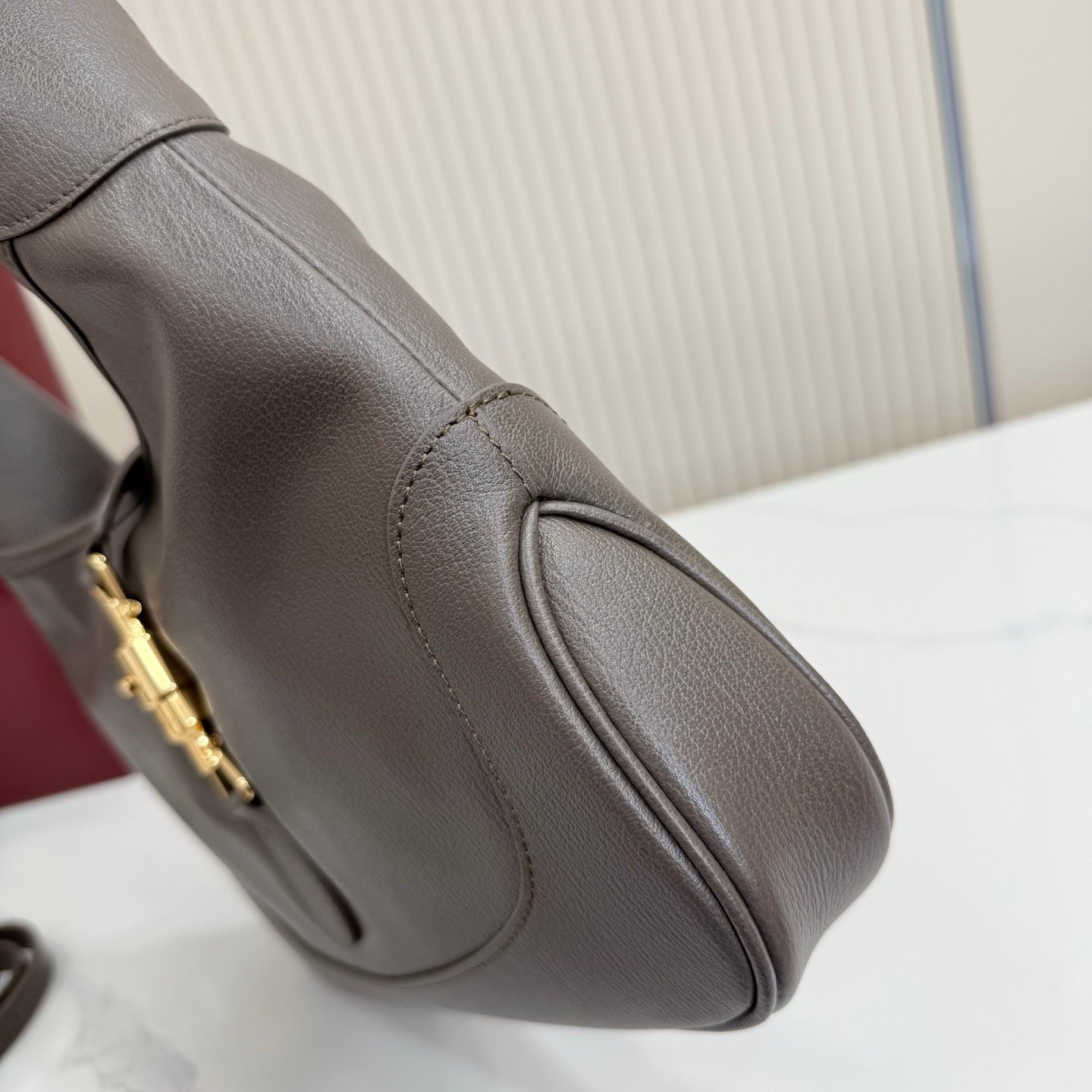 羊皮【配全套包装】‼️Generation Gucci 古驰世代系列深入探索品牌的典藏元素，将不同世代的设计融合成一种美学叙事。Gucci Jackie 1961系列呈现利落廓形线条，搭配便捷推入式锁扣，提升品牌标志性配件设计。