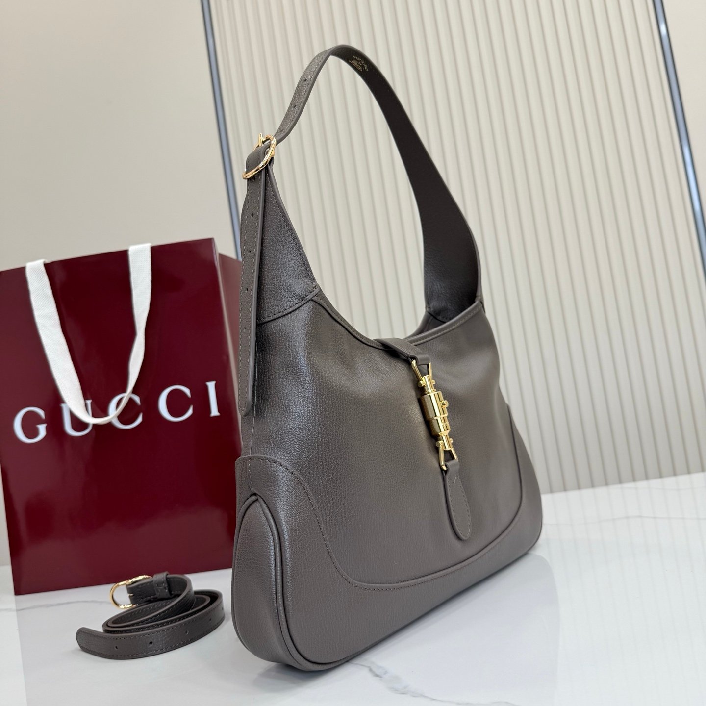 羊皮【配全套包装】‼️Generation Gucci 古驰世代系列深入探索品牌的典藏元素，将不同世代的设计融合成一种美学叙事。Gucci Jackie 1961系列呈现利落廓形线条，搭配便捷推入式锁扣，提升品牌标志性配件设计。