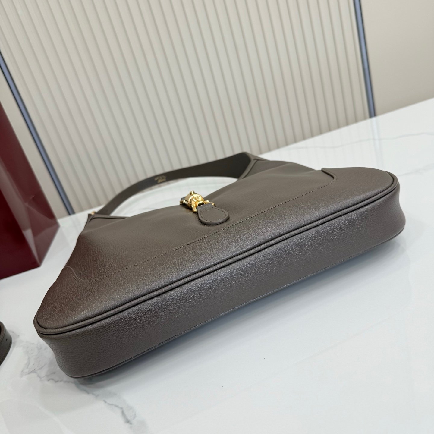 羊皮【配全套包装】‼️Generation Gucci 古驰世代系列深入探索品牌的典藏元素，将不同世代的设计融合成一种美学叙事。Gucci Jackie 1961系列呈现利落廓形线条，搭配便捷推入式锁扣，提升品牌标志性配件设计。