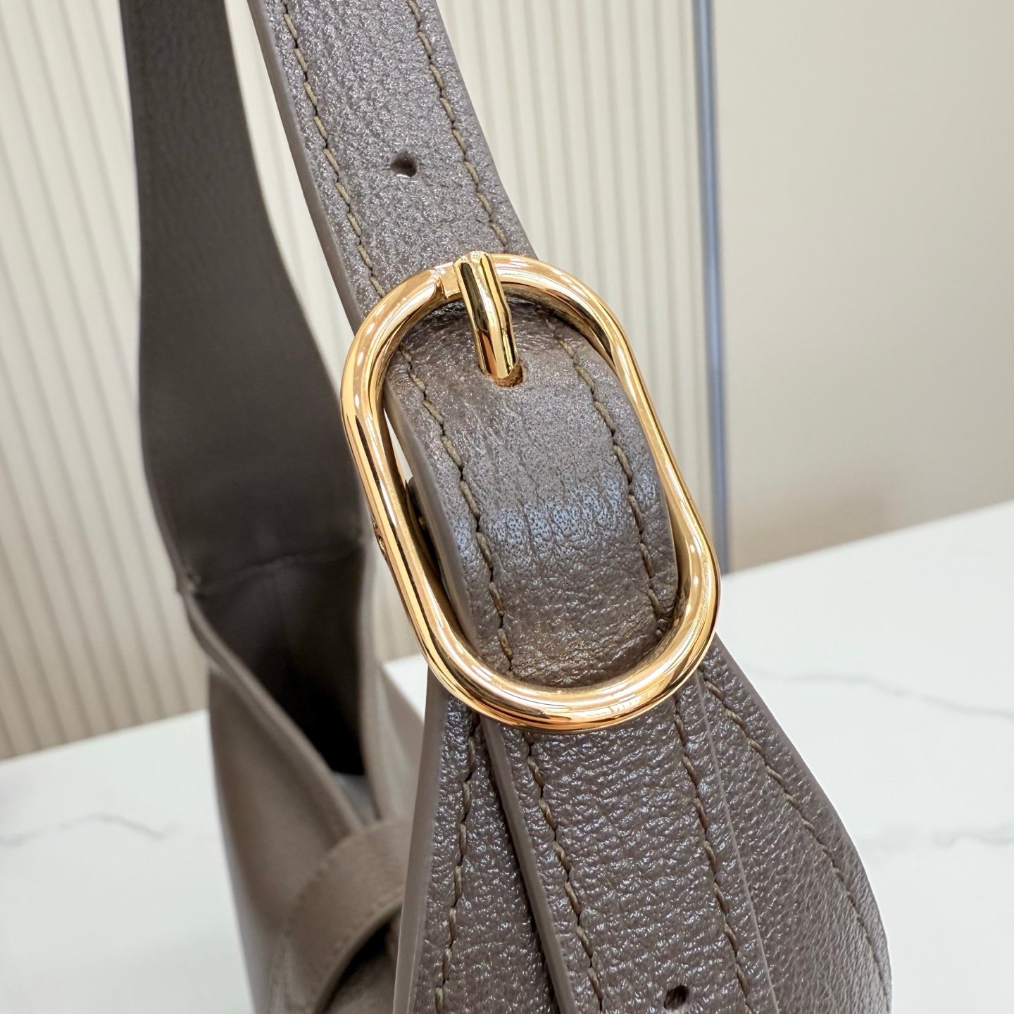羊皮【配全套包装】‼️Generation Gucci 古驰世代系列深入探索品牌的典藏元素，将不同世代的设计融合成一种美学叙事。Gucci Jackie 1961系列呈现利落廓形线条，搭配便捷推入式锁扣，提升品牌标志性配件设计。