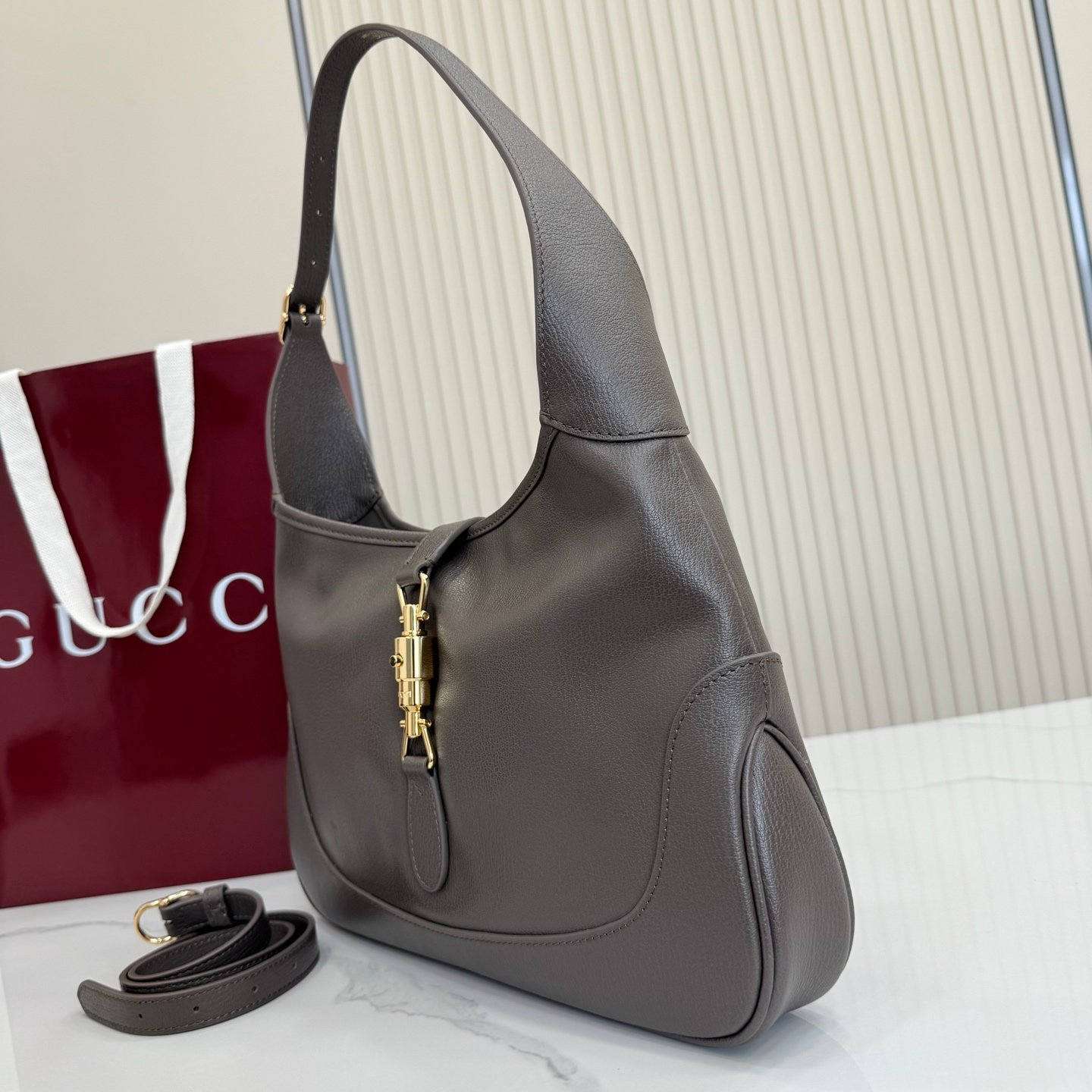羊皮【配全套包装】‼️Generation Gucci 古驰世代系列深入探索品牌的典藏元素，将不同世代的设计融合成一种美学叙事。Gucci Jackie 1961系列呈现利落廓形线条，搭配便捷推入式锁扣，提升品牌标志性配件设计。