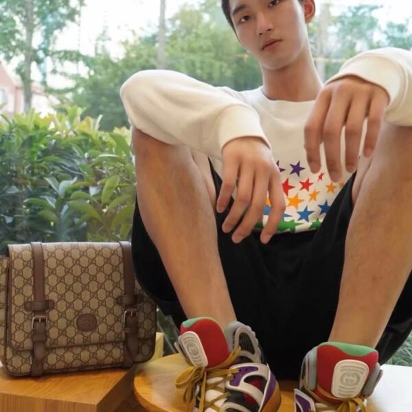 🔥现在有很多的男士在选择包包的时候不再只是局限在品质的问题上了，他们更加重视的是一种包包的外观设计上的问题。