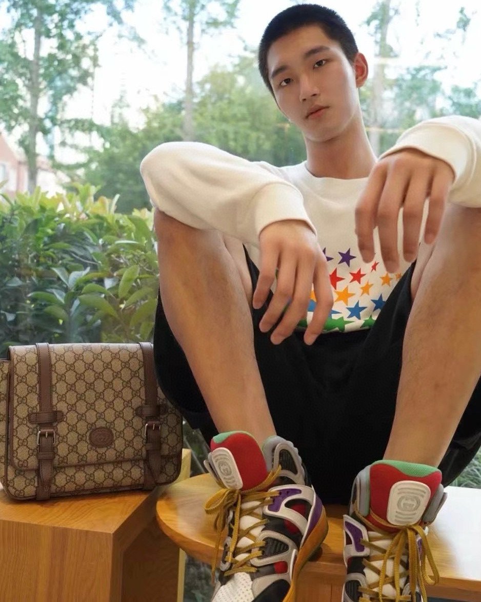 🔥现在有很多的男士在选择包包的时候不再只是局限在品质的问题上了,他们更加重视的是一种包包的外观设计上的问题。