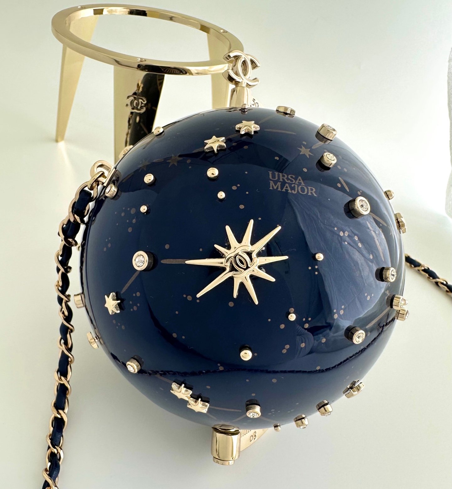 升级版本！《地球🌍坐架！三角固定装饰架子》💠💠CHANEL🚩🚩🚩2026年 26s🆕高级手工坊系列预告🛎🈯️新款开发中ing～重工精品系列年度重磅开发成果 🉑️预订26s宇宙🌃秀场 由设计师 Matthieu 关于材质