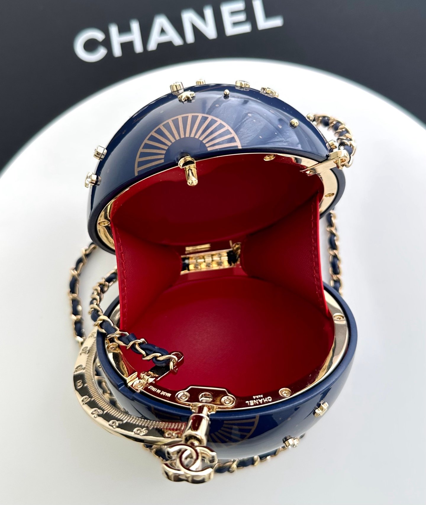 升级版本！《地球🌍坐架！三角固定装饰架子》💠💠CHANEL🚩🚩🚩2026年 26s🆕高级手工坊系列预告🛎🈯️新款开发中ing～重工精品系列年度重磅开发成果 🉑️预订26s宇宙🌃秀场 由设计师 Matthieu 关于材质