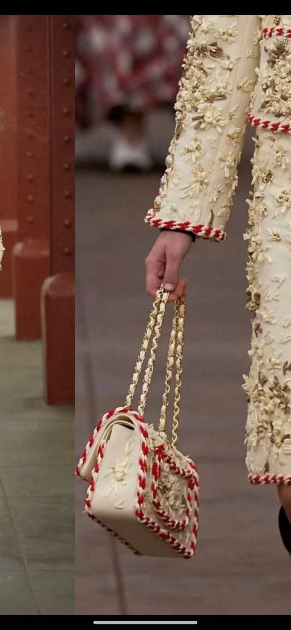 独家出🛡️货CHANEL🚩🚩🚩 26K 𝐜𝐟𝟐.𝟓𝟓 隐藏款 🖤香奈儿这款刺绣手袋丝绒材质超有质感 🤩🤩🤩刺绣复古又优雅✨ 金属链条⛓️+双C标志 品牌辨识度满分 尺寸刚刚好 日常或正式场合都能轻松驾驭,🉑️手提