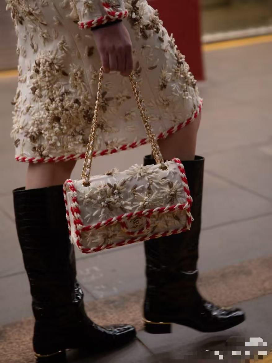 独家出🛡️货CHANEL🚩🚩🚩 26K 𝐜𝐟𝟐.𝟓𝟓 隐藏款 🖤香奈儿这款刺绣手袋丝绒材质超有质感 🤩🤩🤩刺绣复古又优雅✨ 金属链条⛓️+双C标志 品牌辨识度满分 尺寸刚刚好 日常或正式场合都能轻松驾驭,🉑️手提