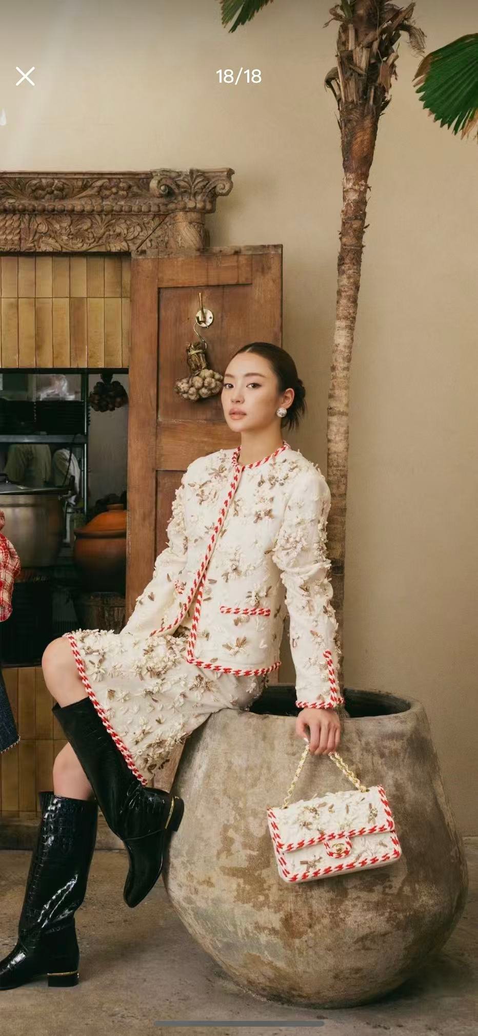 独家出🛡️货CHANEL🚩🚩🚩 26K 𝐜𝐟𝟐.𝟓𝟓 隐藏款 🖤香奈儿这款刺绣手袋丝绒材质超有质感 🤩🤩🤩刺绣复古又优雅✨ 金属链条⛓️+双C标志 品牌辨识度满分 尺寸刚刚好 日常或正式场合都能轻松驾驭,🉑️手提
