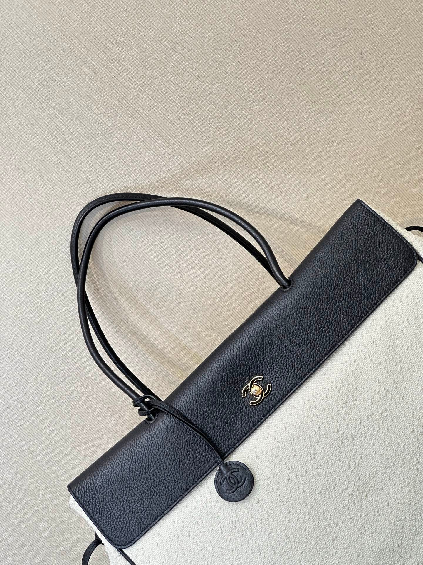 6289 Chanel 26S春夏季,破天荒地一口气出了好多款大包!关键一个个人气都蛮高的~ 比如这款Large Tote!全球好几位最最时髦的年轻女明星都在背!巨大的包身,不管搭配什么服装,都衬得人气场十足!