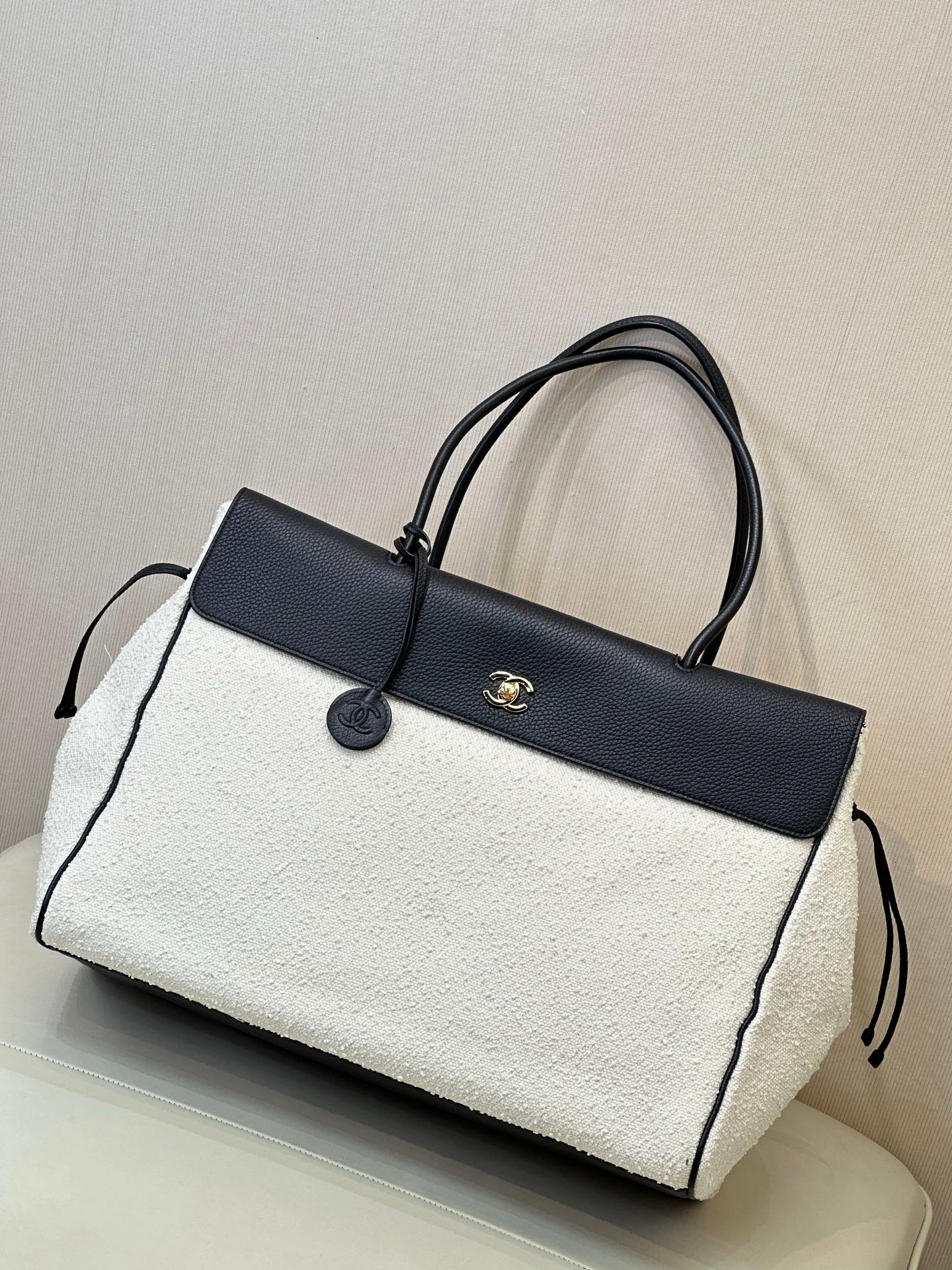 6289 Chanel 26S春夏季,破天荒地一口气出了好多款大包!关键一个个人气都蛮高的~ 比如这款Large Tote!全球好几位最最时髦的年轻女明星都在背!巨大的包身,不管搭配什么服装,都衬得人气场十足!