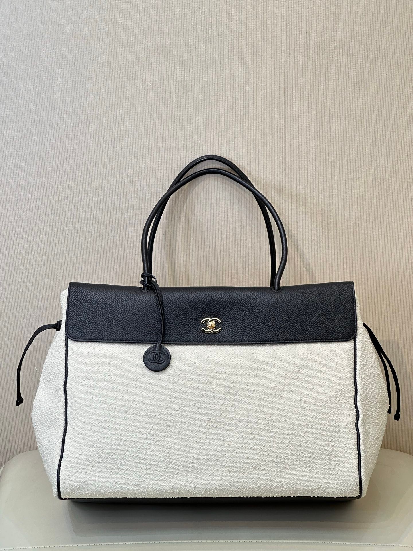 6289 Chanel 26S春夏季,破天荒地一口气出了好多款大包!关键一个个人气都蛮高的~ 比如这款Large Tote!全球好几位最最时髦的年轻女明星都在背!巨大的包身,不管搭配什么服装,都衬得人气场十足!