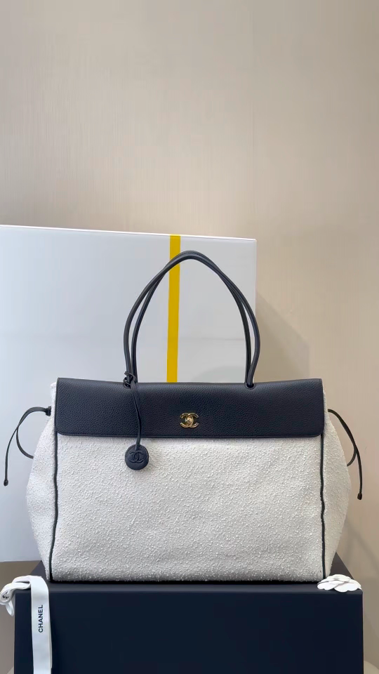 6289 谁懂啊！这款Chanel黑白粗花呢系列大托特真的长在我的审美点上