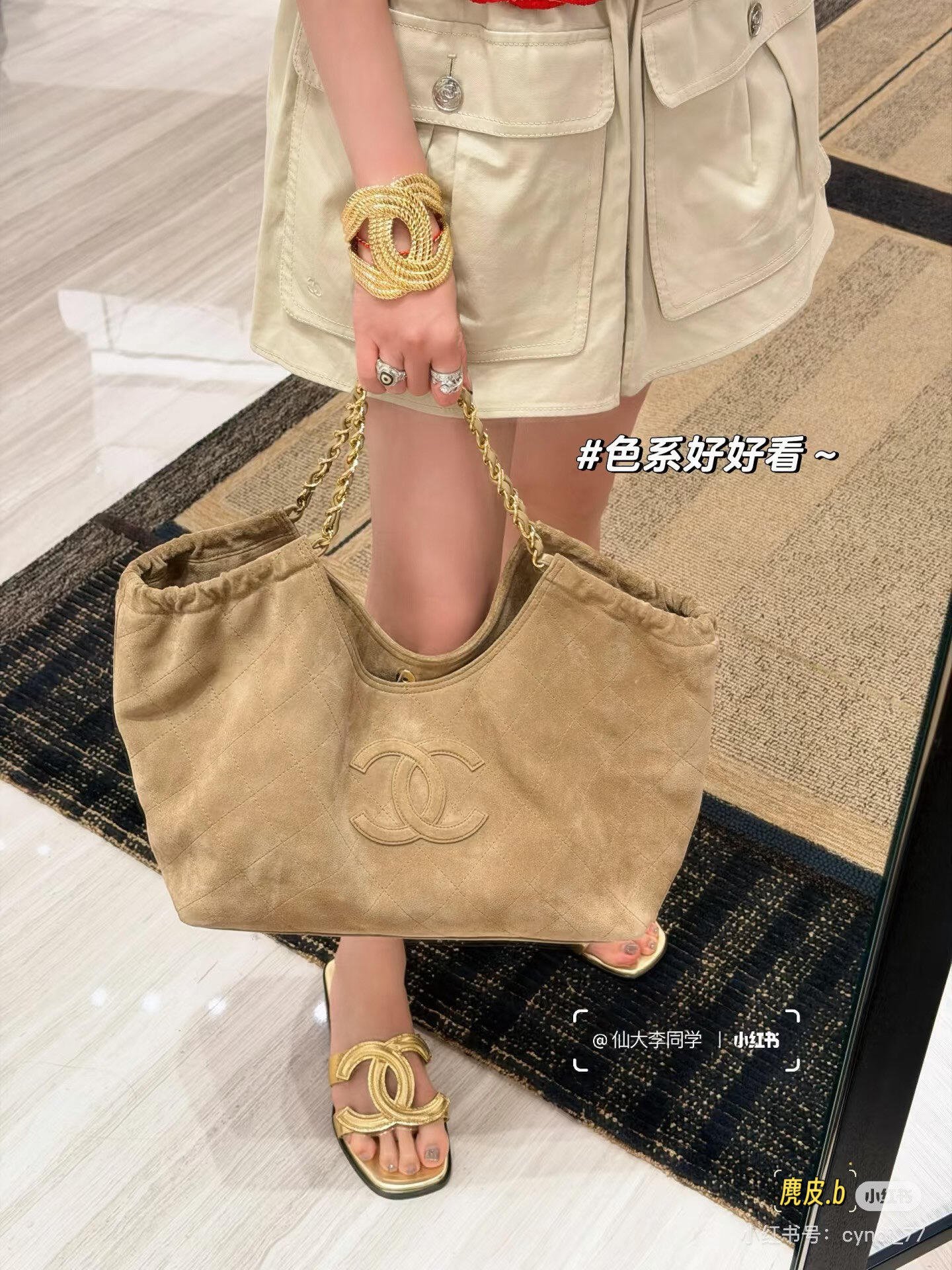 6475 这只奶茶麂皮Hobo真的长在审美点上！软糯麂皮加上压纹大双C，慵懒老钱风拉满