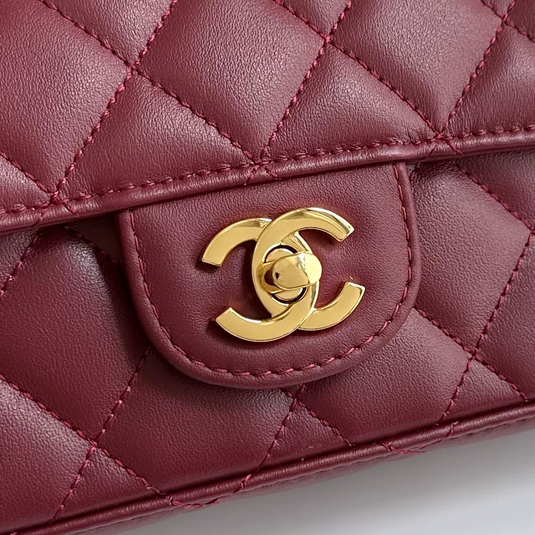 🌠🌠🌠《酒🍷红色羊皮🐑》CHANEL🚩🚩🚩26B 羊🐑皮!法棍🥖腋下包!新款暖棕色/奶茶色麂皮材质,💠菱格纹 + 金色双 C 旋转扣,🤩🤩🤩经典 CF 轮廓不变,🌟肩带是可调节的皮肩带设计,可以腋下也可以斜