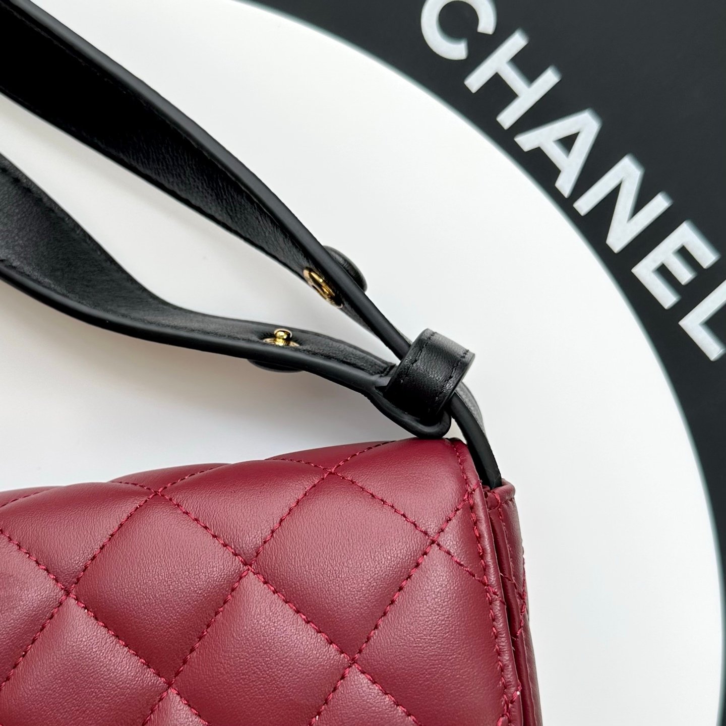 🌠🌠🌠《酒🍷红色羊皮🐑》CHANEL🚩🚩🚩26B 羊🐑皮!法棍🥖腋下包!新款暖棕色/奶茶色麂皮材质,💠菱格纹 + 金色双 C 旋转扣,🤩🤩🤩经典 CF 轮廓不变,🌟肩带是可调节的皮肩带设计,可以腋下也可以斜