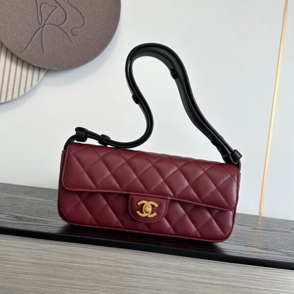 🌠🌠🌠《酒🍷红色羊皮🐑》CHANEL🚩🚩🚩26B 羊🐑皮！法棍🥖腋下包！新款​​暖棕色/奶茶色麂皮材质，💠菱格纹 + 金色双 C 旋转扣，🤩🤩🤩经典 CF 轮廓不变，🌟肩带是可调节的皮肩带设计，可以腋下也可以斜