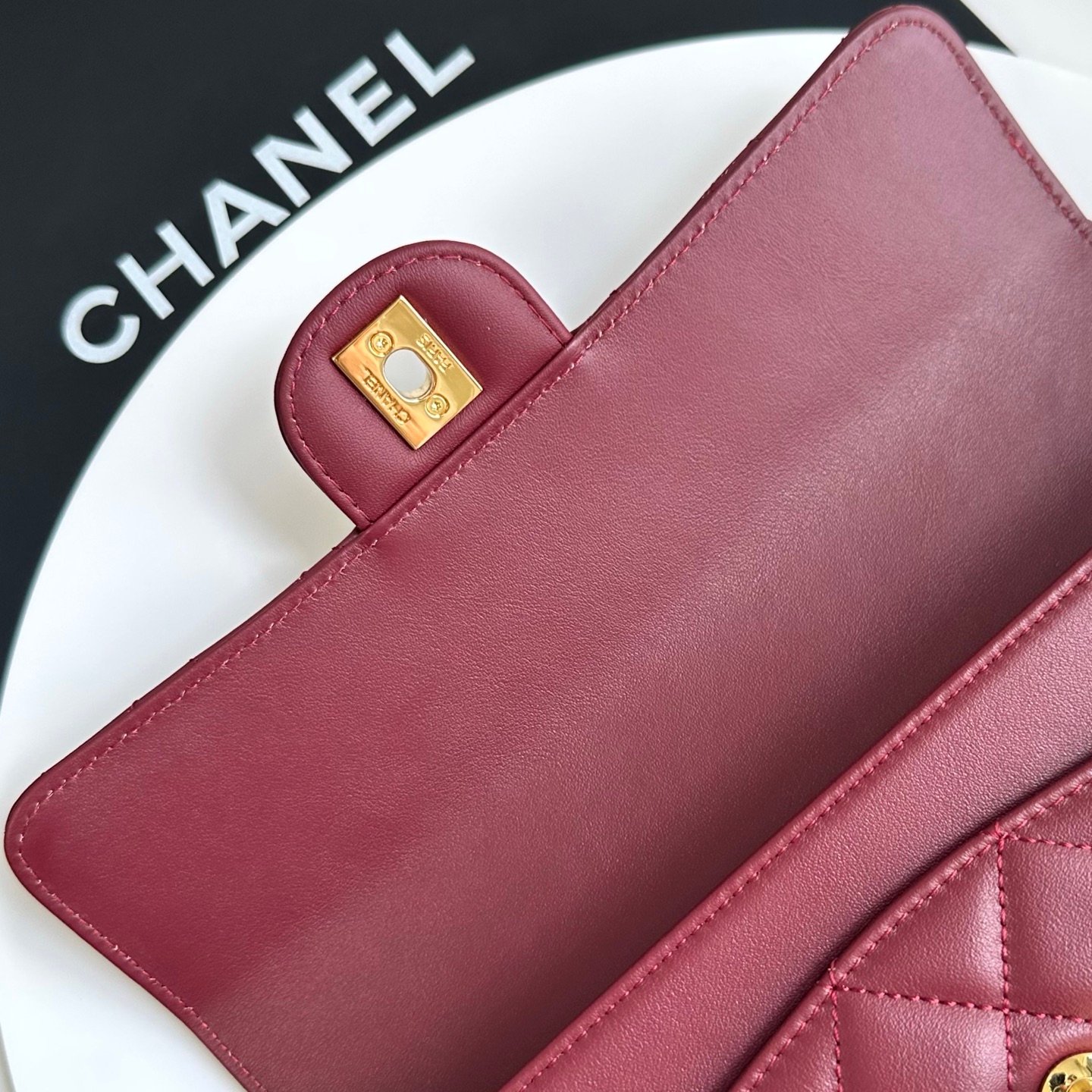 🌠🌠🌠《酒🍷红色羊皮🐑》CHANEL🚩🚩🚩26B 羊🐑皮!法棍🥖腋下包!新款暖棕色/奶茶色麂皮材质,💠菱格纹 + 金色双 C 旋转扣,🤩🤩🤩经典 CF 轮廓不变,🌟肩带是可调节的皮肩带设计,可以腋下也可以斜