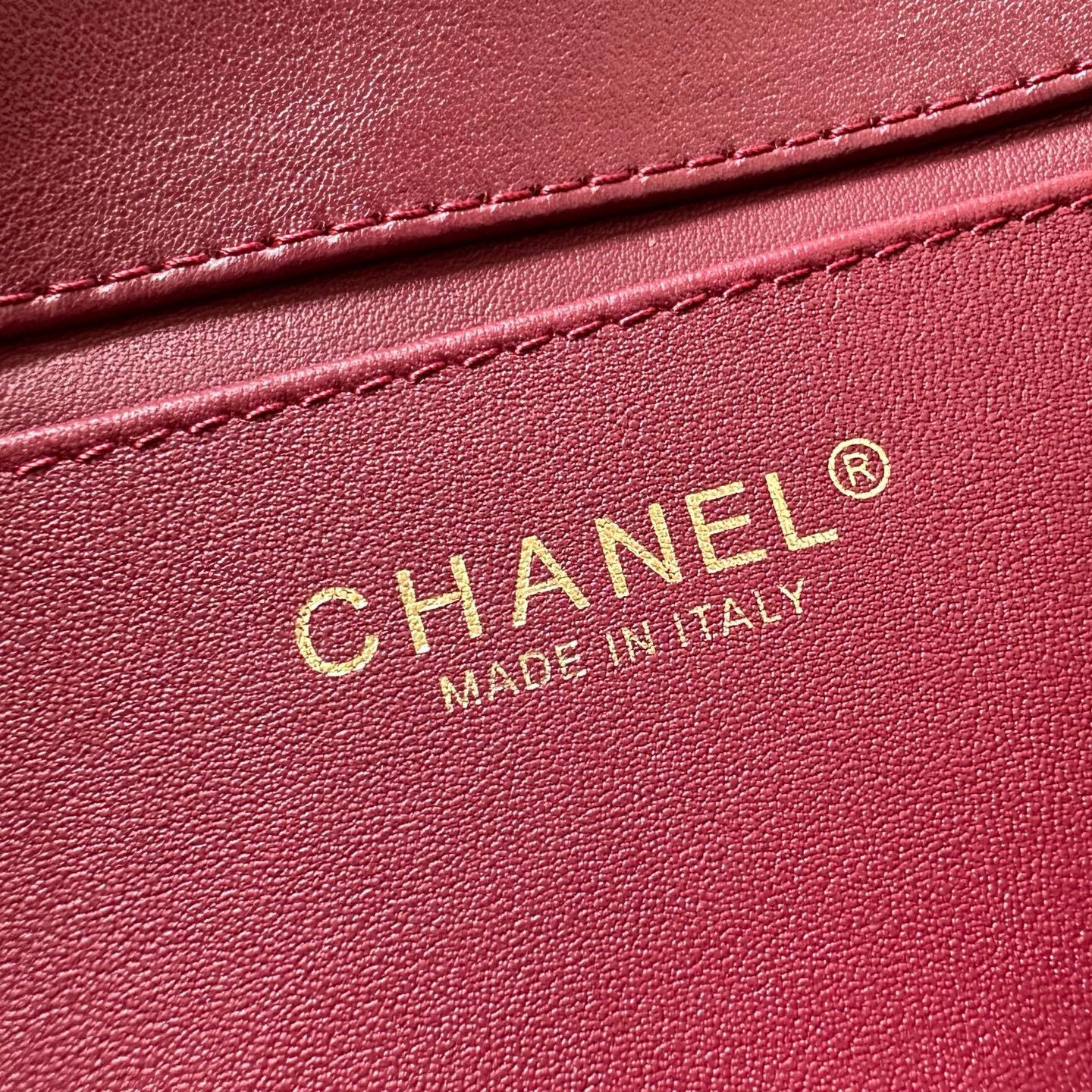 🌠🌠🌠《酒🍷红色羊皮🐑》CHANEL🚩🚩🚩26B 羊🐑皮!法棍🥖腋下包!新款暖棕色/奶茶色麂皮材质,💠菱格纹 + 金色双 C 旋转扣,🤩🤩🤩经典 CF 轮廓不变,🌟肩带是可调节的皮肩带设计,可以腋下也可以斜