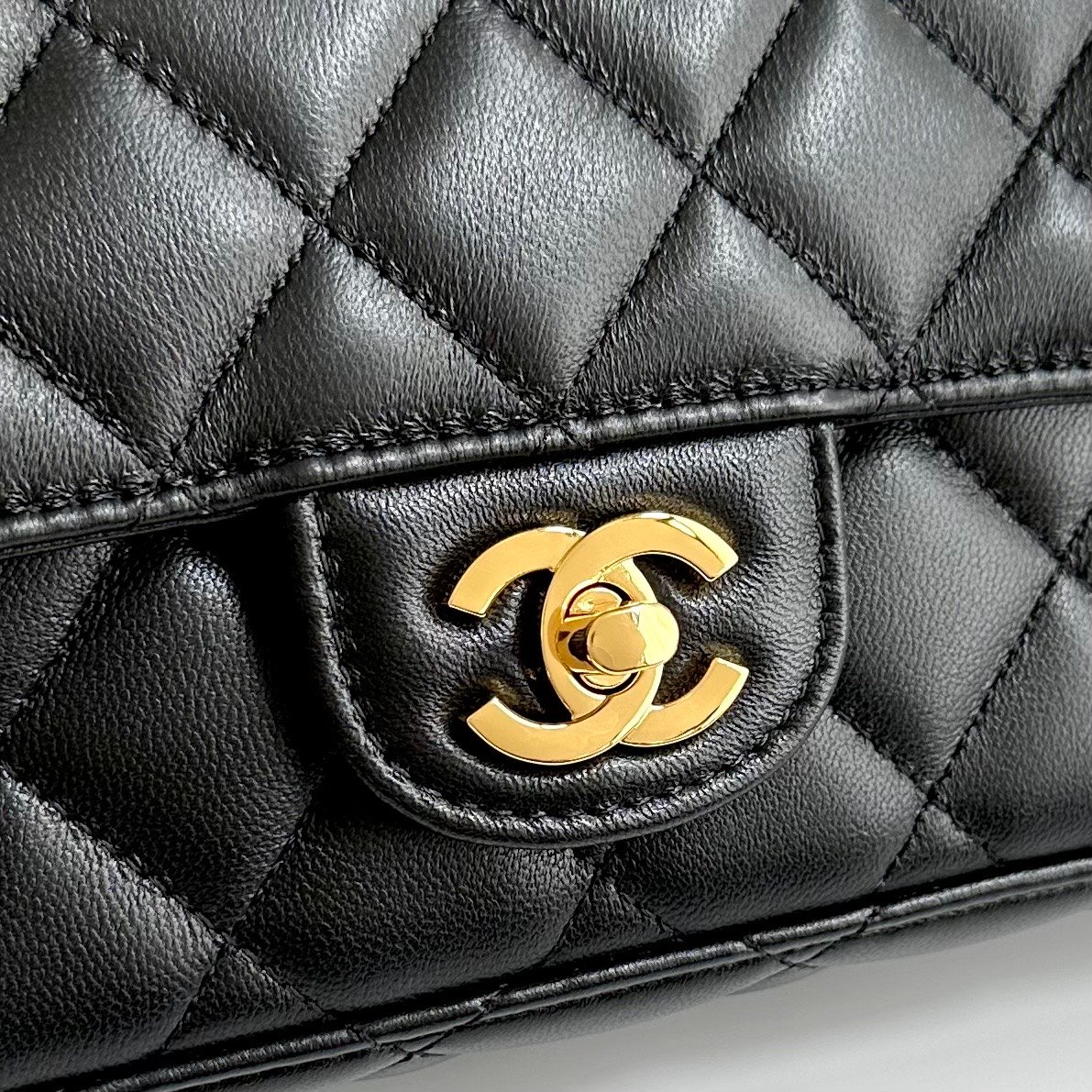 🌠🌠🌠《黑色羊皮🐑》CHANEL🚩🚩🚩26B 羊🐑皮!法棍🥖腋下包!新款暖棕色/奶茶色麂皮材质,💠菱格纹 + 金色双 C 旋转扣,🤩🤩🤩经典 CF 轮廓不变,🌟肩带是可调节的皮肩带设计,可以腋下也可以斜挎。�