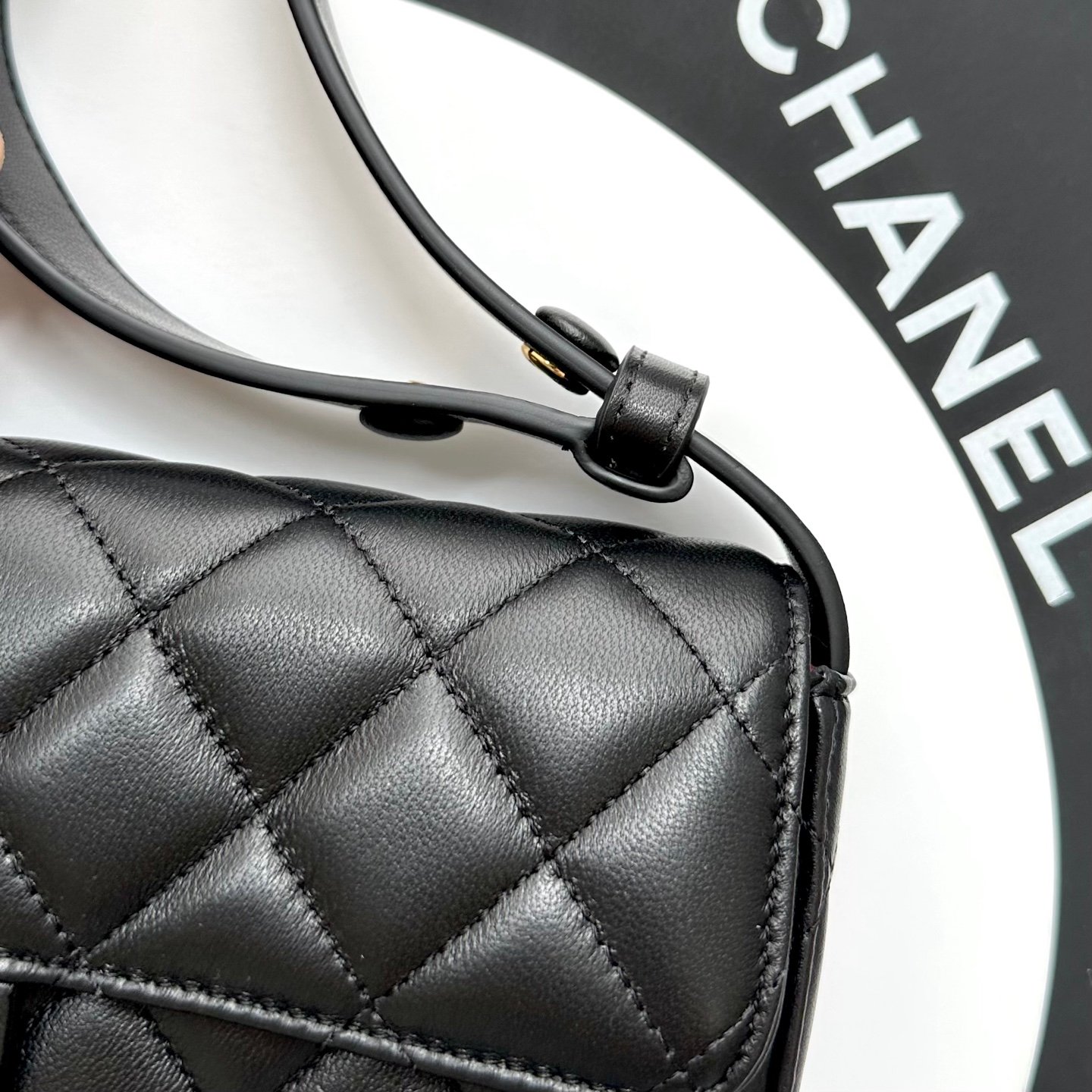 🌠🌠🌠《黑色羊皮🐑》CHANEL🚩🚩🚩26B 羊🐑皮!法棍🥖腋下包!新款暖棕色/奶茶色麂皮材质,💠菱格纹 + 金色双 C 旋转扣,🤩🤩🤩经典 CF 轮廓不变,🌟肩带是可调节的皮肩带设计,可以腋下也可以斜挎。�