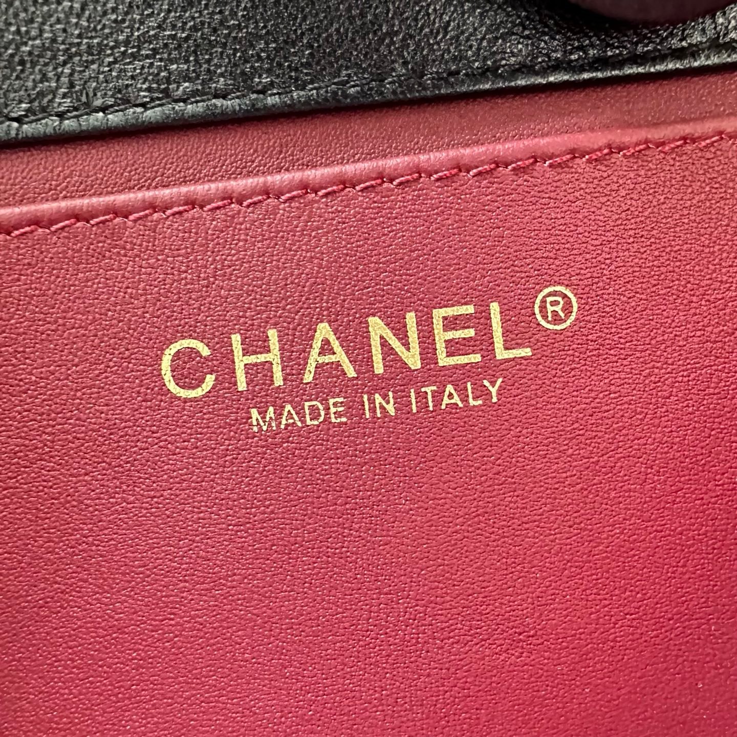 🌠🌠🌠《黑色羊皮🐑》CHANEL🚩🚩🚩26B 羊🐑皮!法棍🥖腋下包!新款暖棕色/奶茶色麂皮材质,💠菱格纹 + 金色双 C 旋转扣,🤩🤩🤩经典 CF 轮廓不变,🌟肩带是可调节的皮肩带设计,可以腋下也可以斜挎。�
