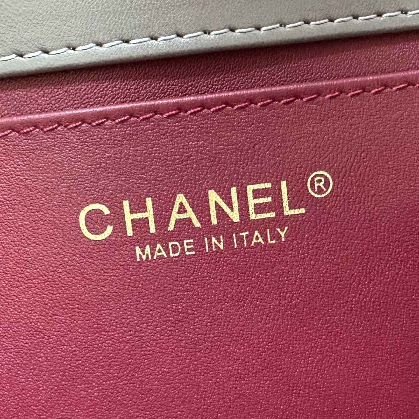 🌠🌠🌠《战斗灰色》麂皮CHANEL🚩🚩🚩26B 麂皮法棍🥖腋下包!新款暖棕色/奶茶色麂皮材质,💠菱格纹 + 金色双 C 旋转扣,🤩🤩🤩经典 CF 轮廓不变,🌟肩带是可调节的皮肩带设计,可以腋下也可以斜挎。🈴️这