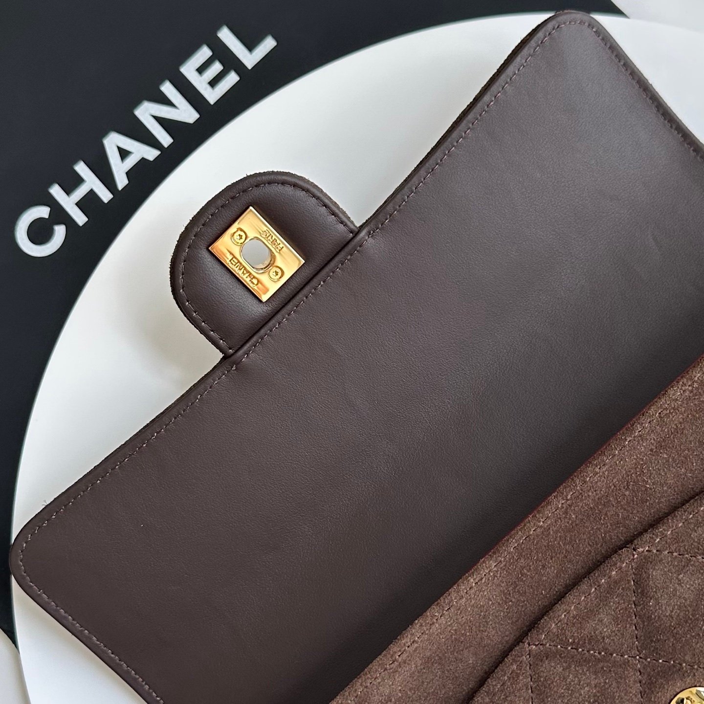 🌠🌠🌠《咖啡☕️色》麂皮CHANEL🚩🚩🚩26B 麂皮法棍🥖腋下包！新款​​暖棕色/奶茶色麂皮材质，💠菱格纹 + 金色双 C 旋转扣，🤩🤩🤩经典 CF 轮廓不变，🌟肩带是可调节的皮肩带设计，可以腋下也可以斜挎。🈴️