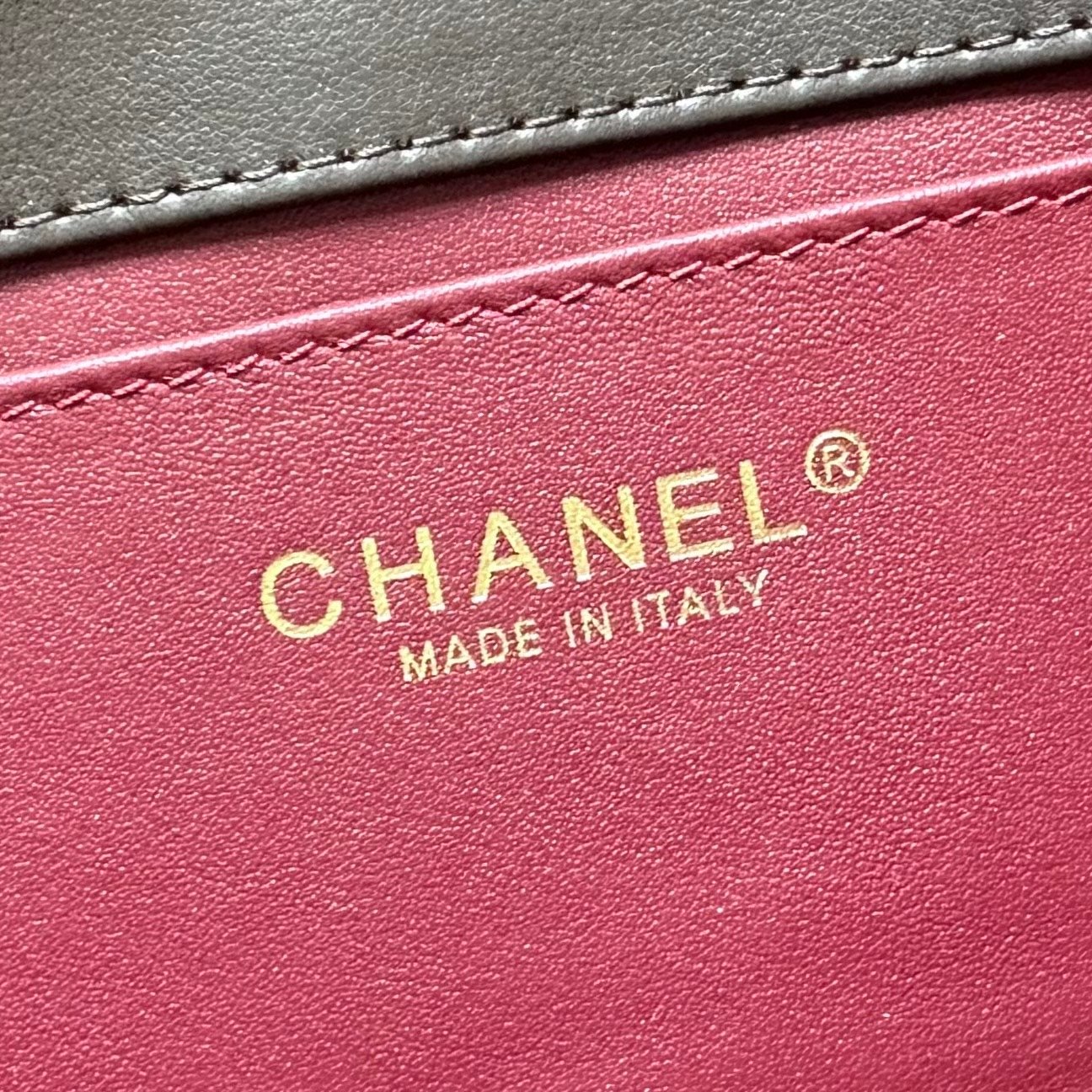 🌠🌠🌠《咖啡☕️色》麂皮CHANEL🚩🚩🚩26B 麂皮法棍🥖腋下包！新款​​暖棕色/奶茶色麂皮材质，💠菱格纹 + 金色双 C 旋转扣，🤩🤩🤩经典 CF 轮廓不变，🌟肩带是可调节的皮肩带设计，可以腋下也可以斜挎。🈴️