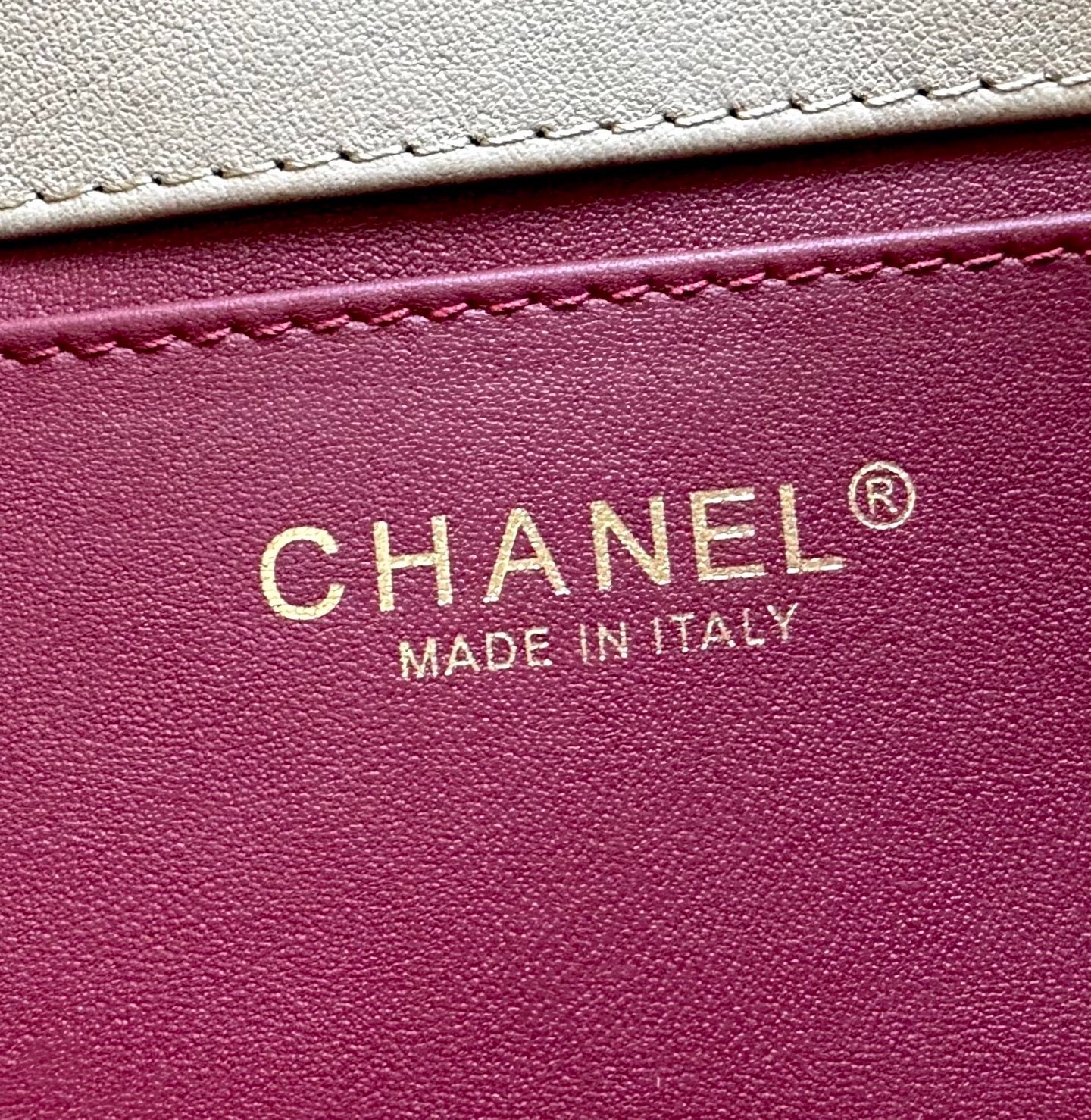 🌠🌠🌠《杏棕色》麂皮CHANEL🚩🚩🚩26B 麂皮法棍🥖腋下包！新款​​暖棕色/奶茶色麂皮材质，💠菱格纹 + 金色双 C 旋转扣，🤩🤩🤩经典 CF 轮廓不变，🌟肩带是可调节的皮肩带设计，可以腋下也可以斜挎。🈴️这季