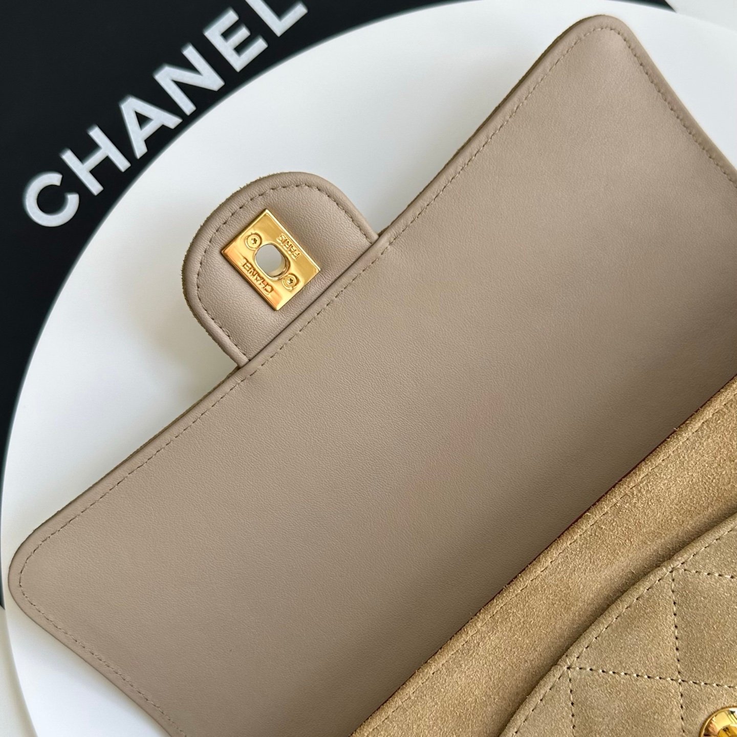 🌠🌠🌠《杏棕色》麂皮CHANEL🚩🚩🚩26B 麂皮法棍🥖腋下包！新款​​暖棕色/奶茶色麂皮材质，💠菱格纹 + 金色双 C 旋转扣，🤩🤩🤩经典 CF 轮廓不变，🌟肩带是可调节的皮肩带设计，可以腋下也可以斜挎。🈴️这季