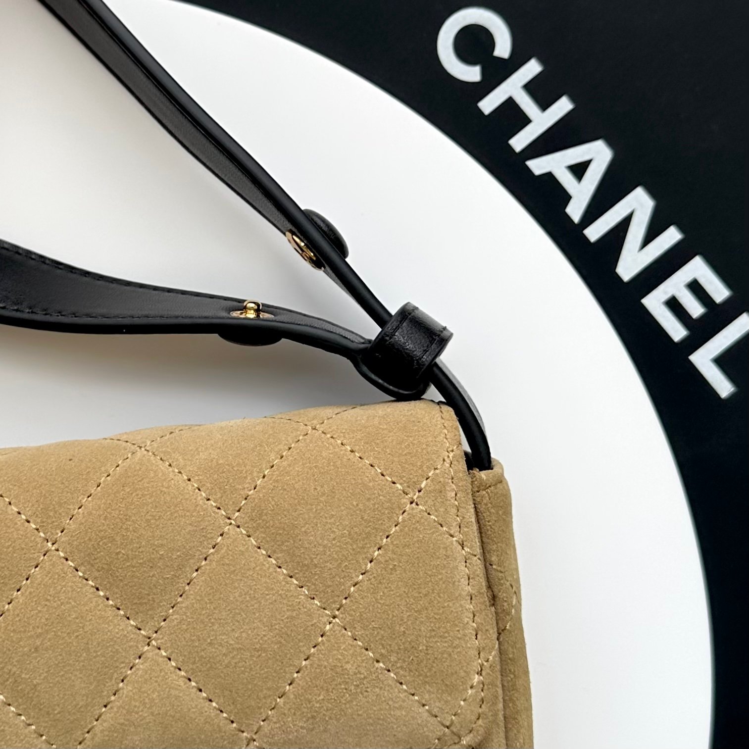 🌠🌠🌠《杏棕色》麂皮CHANEL🚩🚩🚩26B 麂皮法棍🥖腋下包！新款​​暖棕色/奶茶色麂皮材质，💠菱格纹 + 金色双 C 旋转扣，🤩🤩🤩经典 CF 轮廓不变，🌟肩带是可调节的皮肩带设计，可以腋下也可以斜挎。🈴️这季