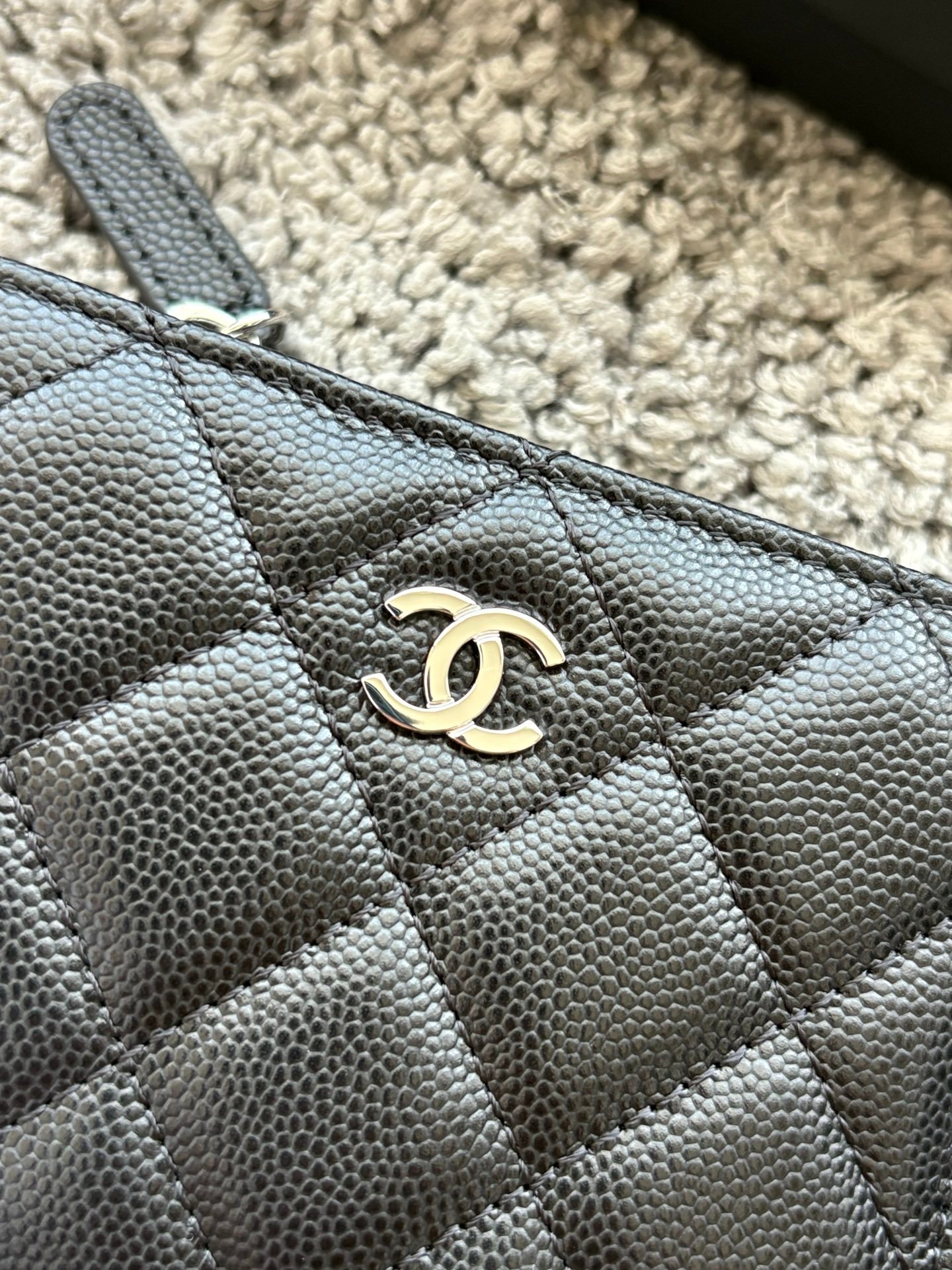 CHANEL  对开拉链短夹😻，短夹可以輕鬆放紙鈔，卡層也很夠用！八個卡位，一個放鈔票的位子，一個零錢拉鍊袋，實品比照片更美，皮軟軟的很有質感，皮夾又不會太厚💕很实用的一款包包👍款号AP3388  尺寸11×10×2cm