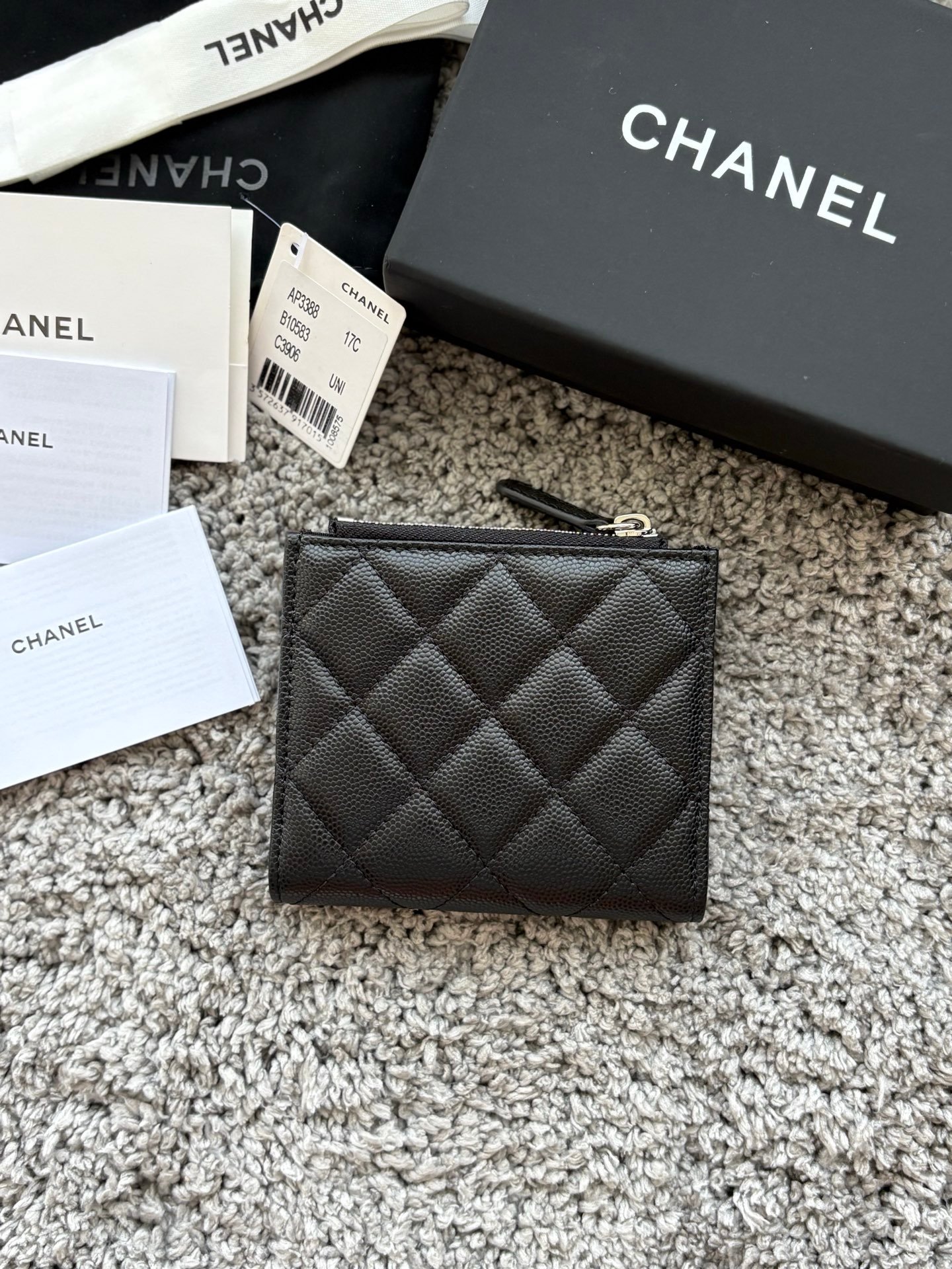CHANEL  对开拉链短夹😻，短夹可以輕鬆放紙鈔，卡層也很夠用！八個卡位，一個放鈔票的位子，一個零錢拉鍊袋，實品比照片更美，皮軟軟的很有質感，皮夾又不會太厚💕很实用的一款包包👍款号AP3388  尺寸11×10×2cm