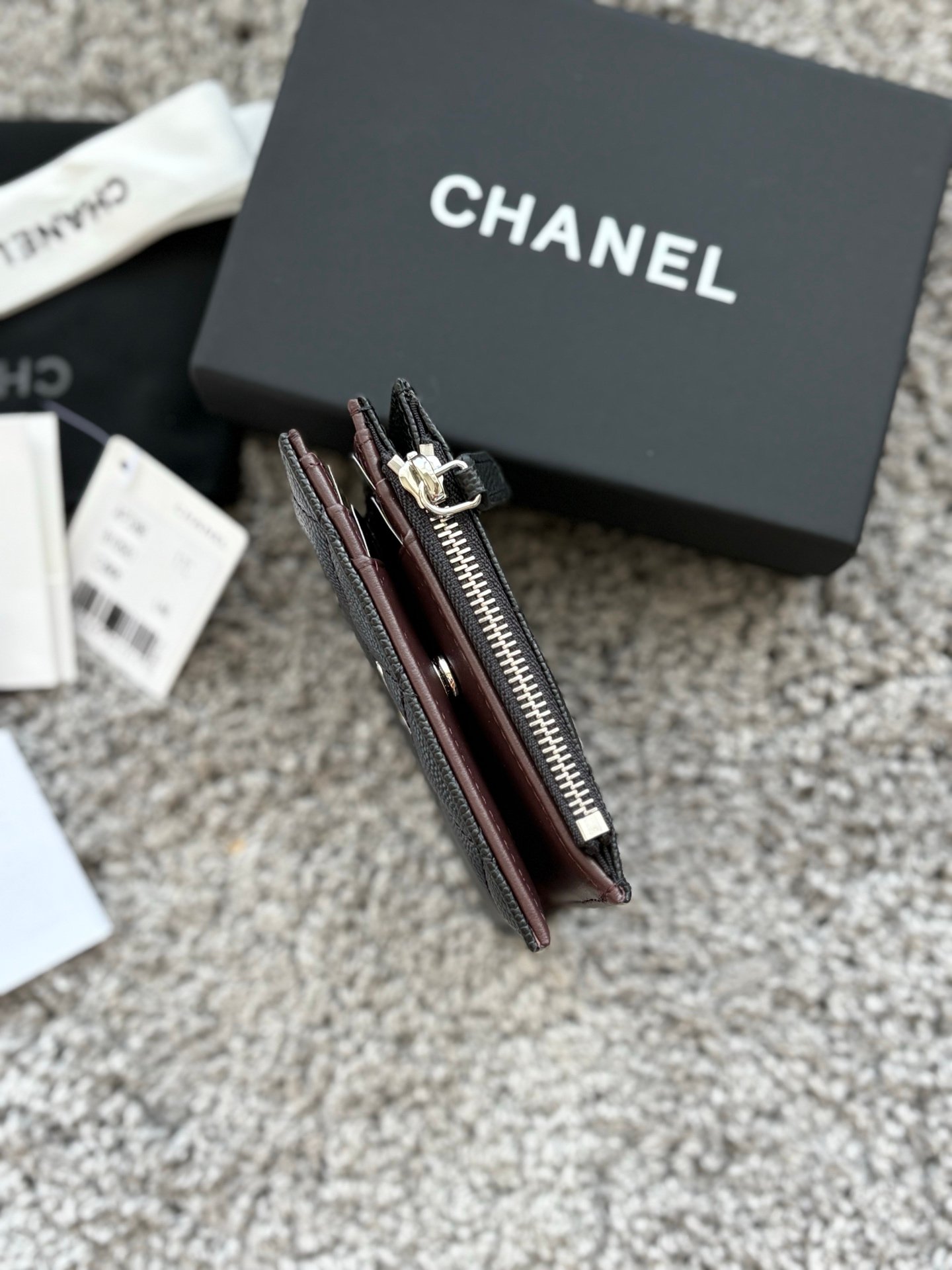 CHANEL  对开拉链短夹😻，短夹可以輕鬆放紙鈔，卡層也很夠用！八個卡位，一個放鈔票的位子，一個零錢拉鍊袋，實品比照片更美，皮軟軟的很有質感，皮夾又不會太厚💕很实用的一款包包👍款号AP3388  尺寸11×10×2cm