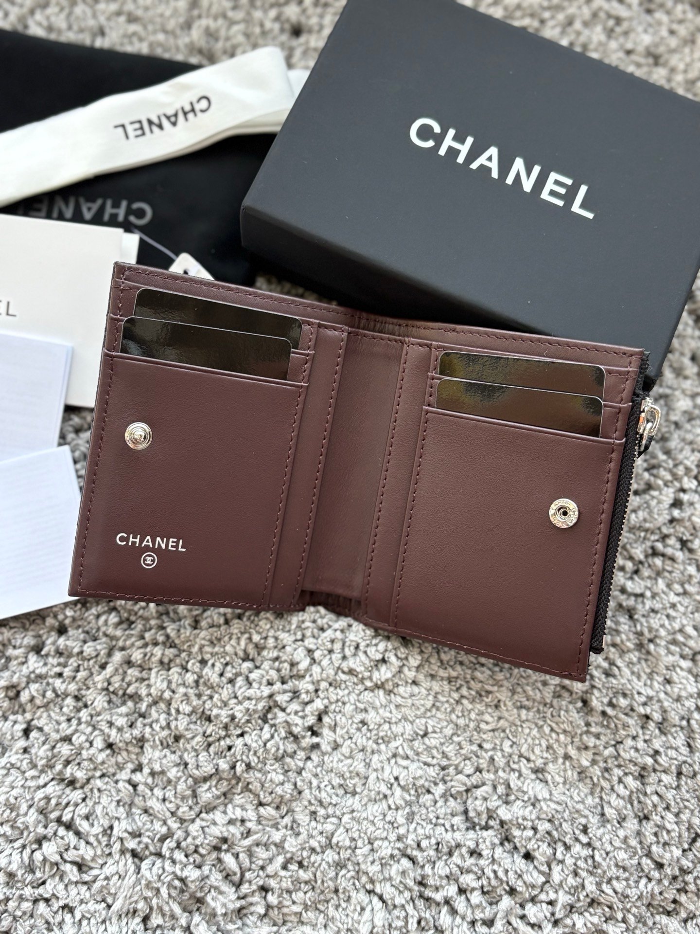 CHANEL  对开拉链短夹😻，短夹可以輕鬆放紙鈔，卡層也很夠用！八個卡位，一個放鈔票的位子，一個零錢拉鍊袋，實品比照片更美，皮軟軟的很有質感，皮夾又不會太厚💕很实用的一款包包👍款号AP3388  尺寸11×10×2cm