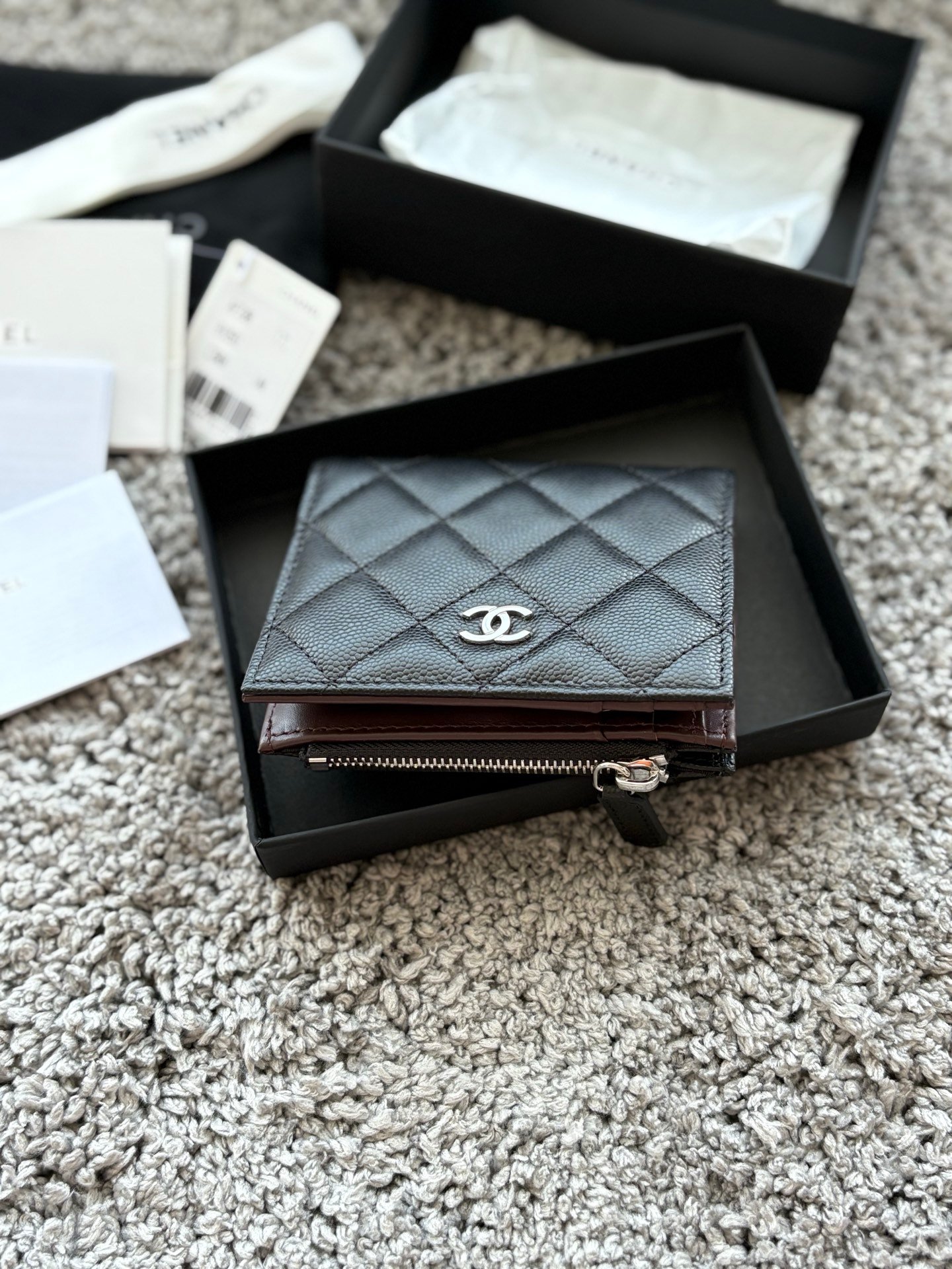 CHANEL  对开拉链短夹😻，短夹可以輕鬆放紙鈔，卡層也很夠用！八個卡位，一個放鈔票的位子，一個零錢拉鍊袋，實品比照片更美，皮軟軟的很有質感，皮夾又不會太厚💕很实用的一款包包👍款号AP3388  尺寸11×10×2cm