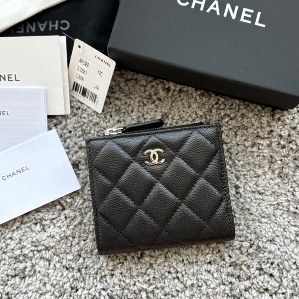 CHANEL  对开拉链短夹😻，短夹可以輕鬆放紙鈔，卡層也很夠用！八個卡位，一個放鈔票的位子，一個零錢拉鍊袋，實品比照片更美，皮軟軟的很有質感，皮夾又不會太厚💕很实用的一款包包👍款号AP3388  尺寸11×10×2cm