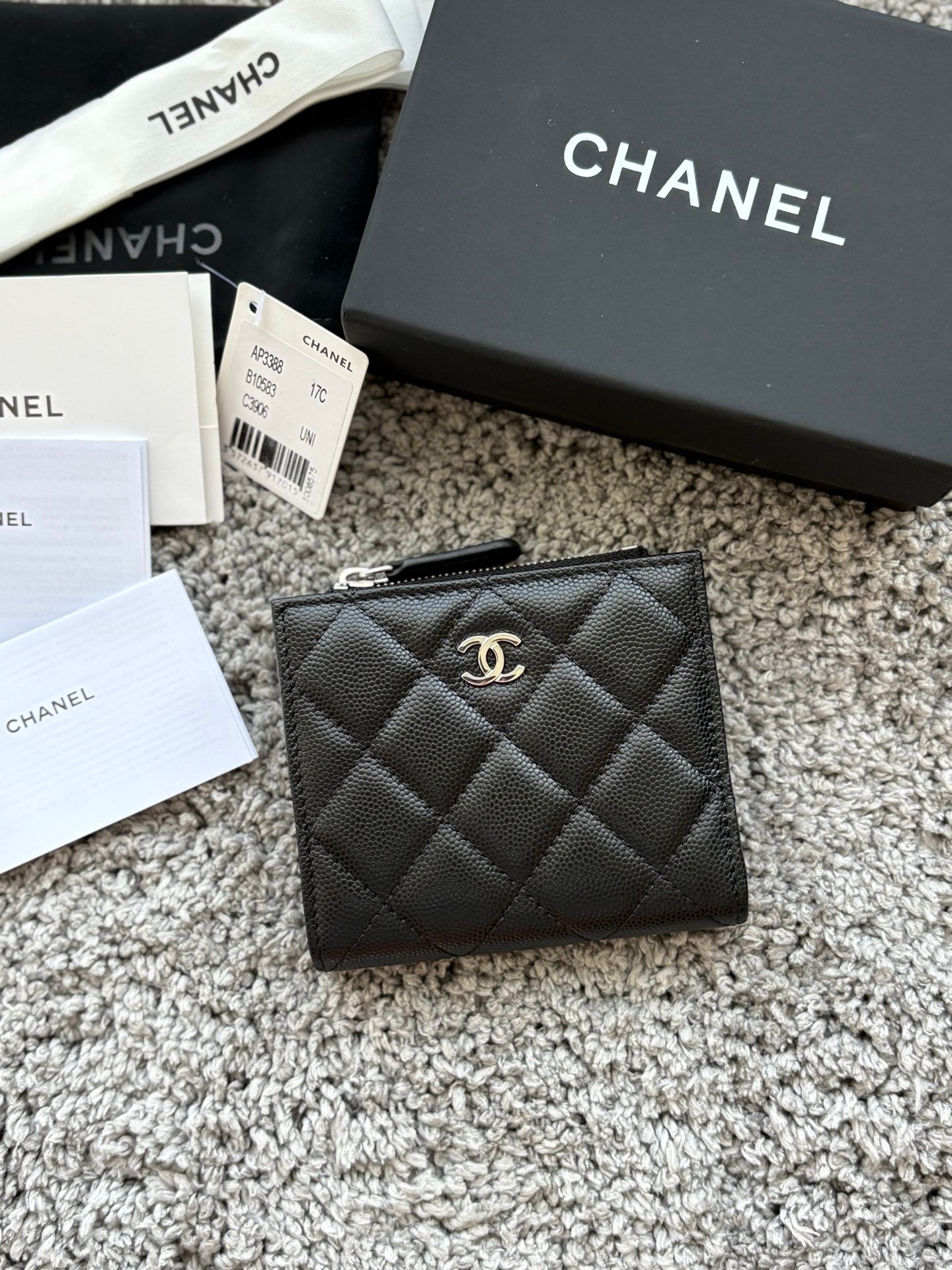 CHANEL  对开拉链短夹😻，短夹可以輕鬆放紙鈔，卡層也很夠用！八個卡位，一個放鈔票的位子，一個零錢拉鍊袋，實品比照片更美，皮軟軟的很有質感，皮夾又不會太厚💕很实用的一款包包👍款号AP3388  尺寸11×10×2cm