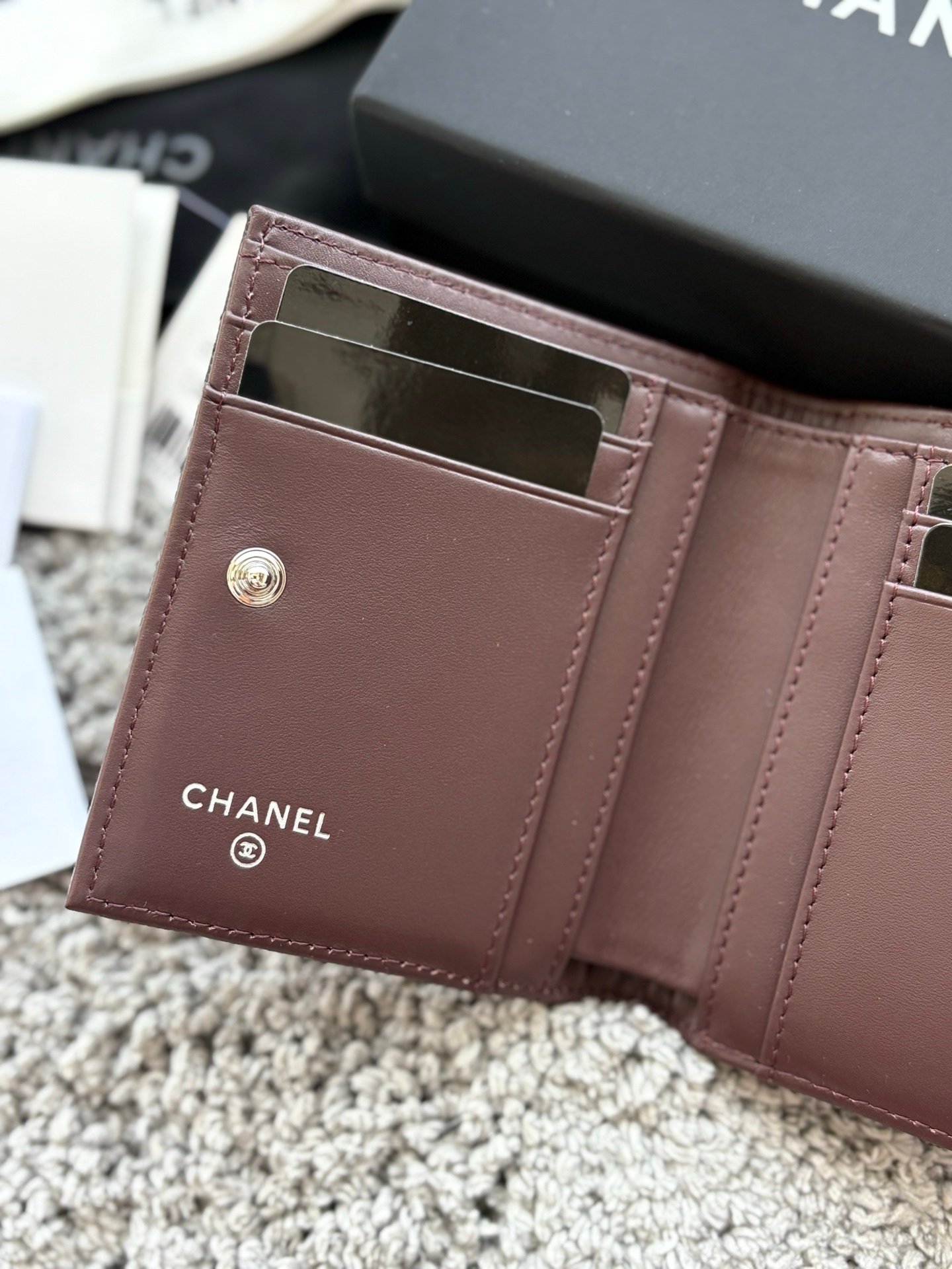 CHANEL  对开拉链短夹😻，短夹可以輕鬆放紙鈔，卡層也很夠用！八個卡位，一個放鈔票的位子，一個零錢拉鍊袋，實品比照片更美，皮軟軟的很有質感，皮夾又不會太厚💕很实用的一款包包👍款号AP3388  尺寸11×10×2cm