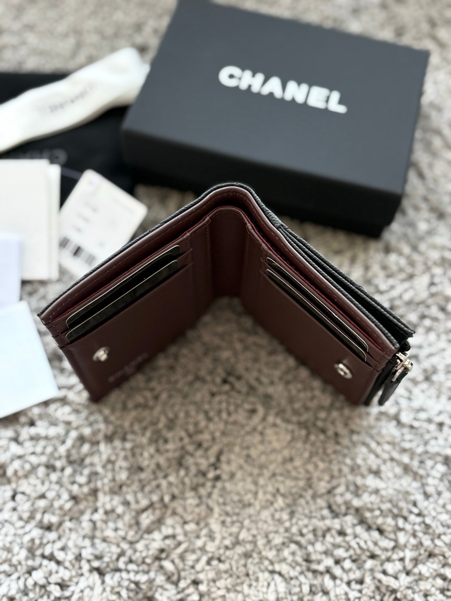 CHANEL  对开拉链短夹😻，短夹可以輕鬆放紙鈔，卡層也很夠用！八個卡位，一個放鈔票的位子，一個零錢拉鍊袋，實品比照片更美，皮軟軟的很有質感，皮夾又不會太厚💕很实用的一款包包👍款号AP3388  尺寸11×10×2cm